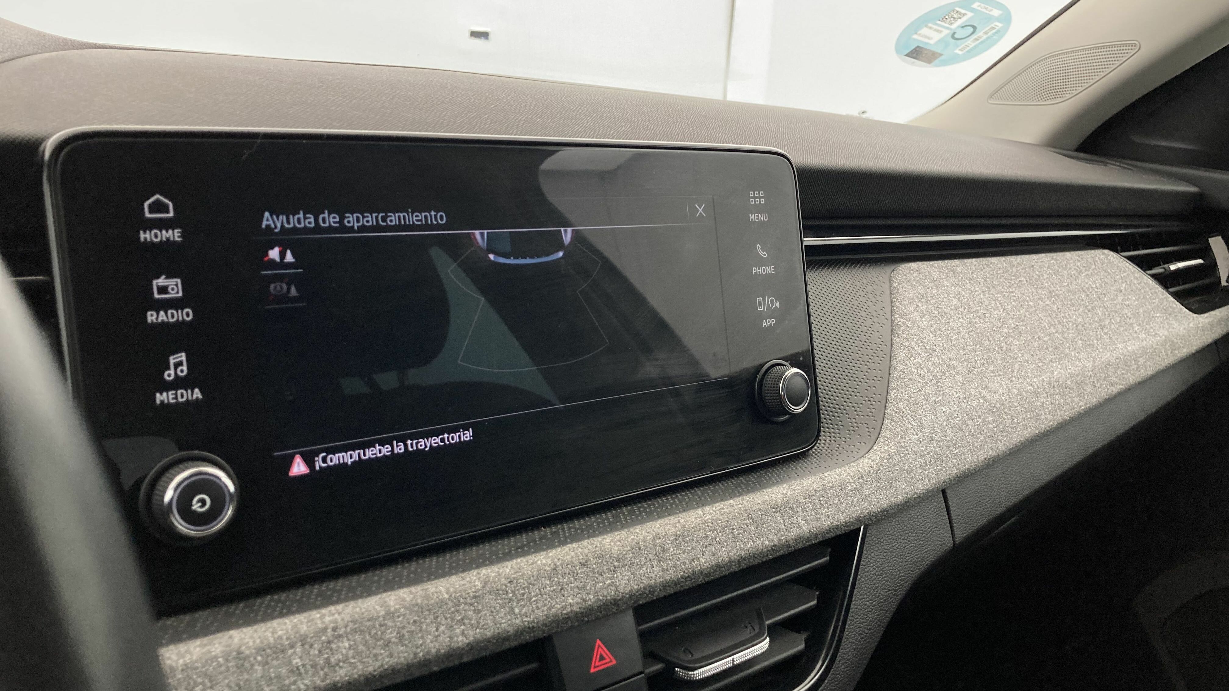 skoda scala selection 1.0 TSI 115 2024 blanco glaciar 18