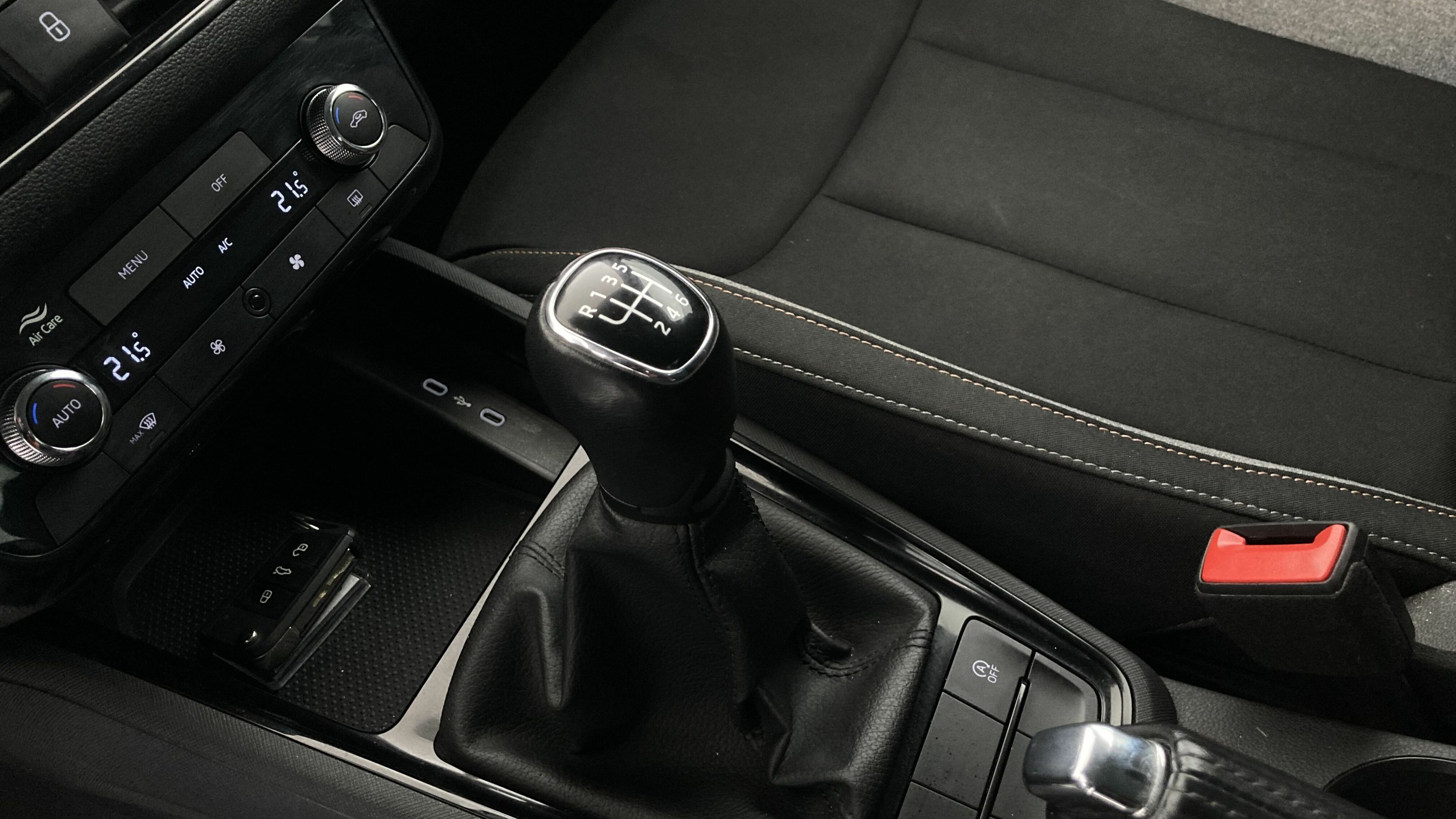 skoda scala selection 1.0 TSI 115 2024 blanco glaciar 19