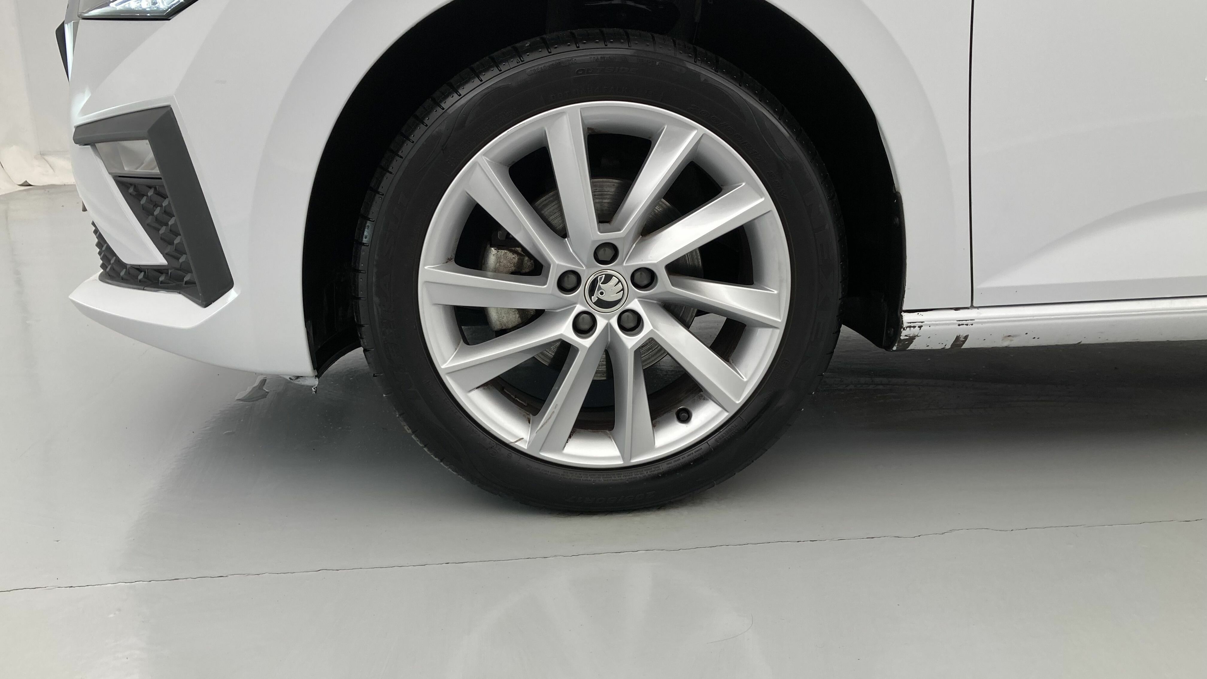 skoda scala selection 1.0 TSI 115 2024 blanco glaciar 26