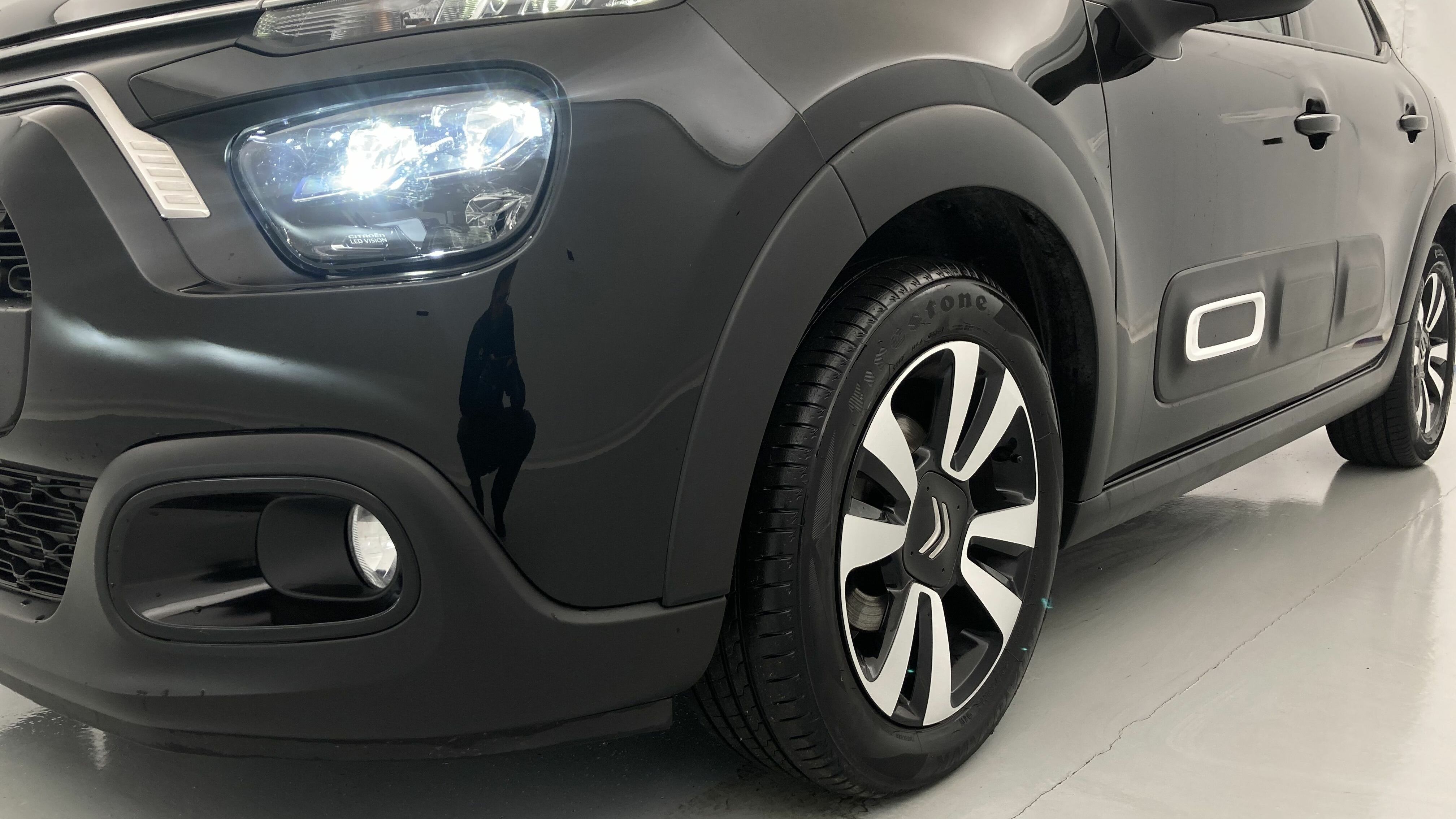 citroen c3 origin max 1.2 PURETECH 83 2024 negro perla nera / blanco 26