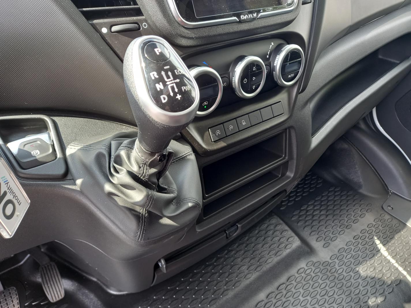 iveco daily camper camper 2.3 MJET 156CV HI MATIC 2022 blanco 8