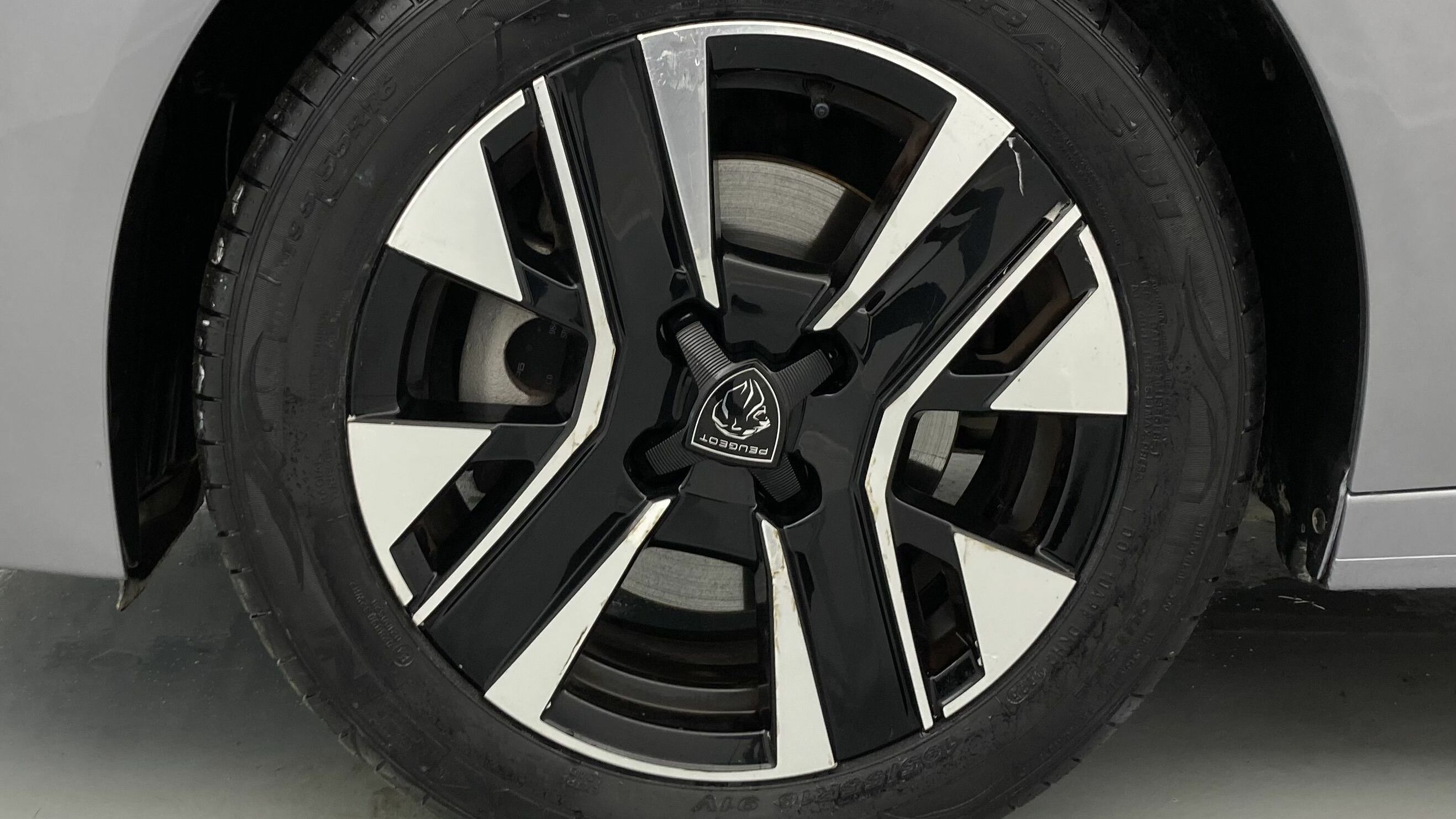 peugeot 208 allure 1.2 PURETECH 100 2024 gris artense 28