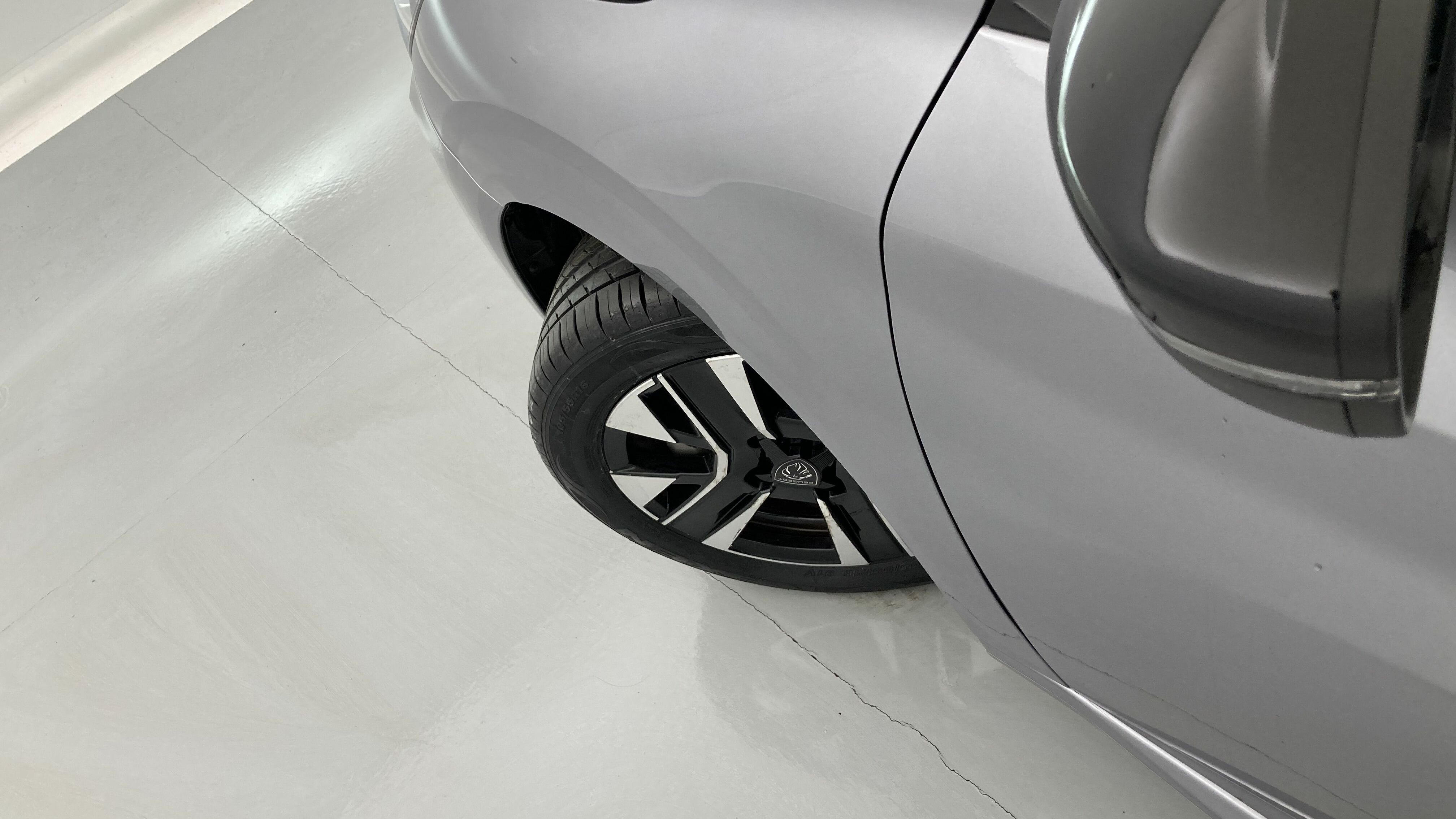peugeot 208 allure 1.2 PURETECH 100 2024 gris artense 29