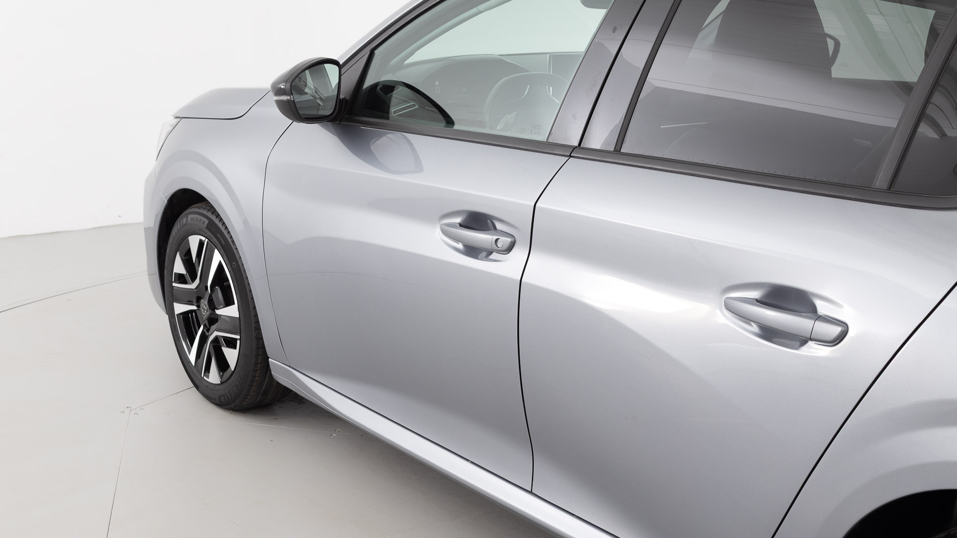 peugeot 208 allure 1.2 PURETECH 100 2024 gris artense 31