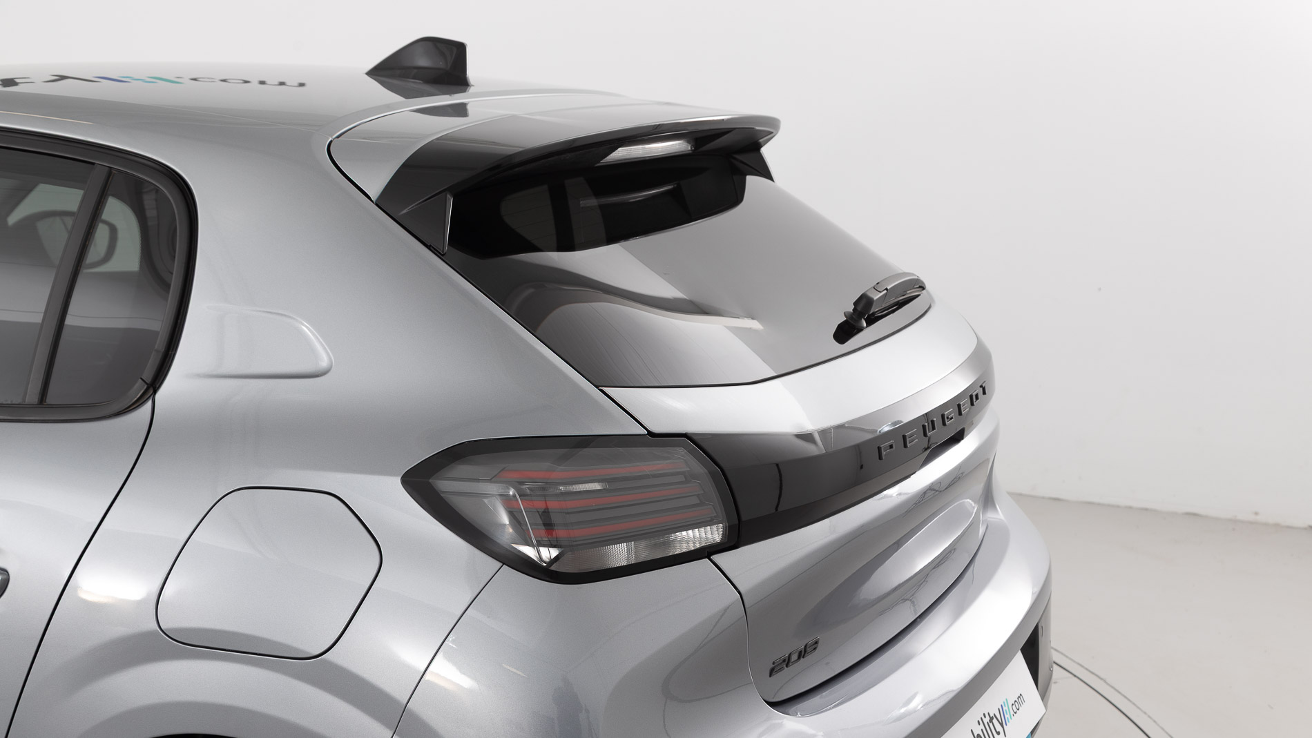 peugeot 208 allure 1.2 PURETECH 100 2024 gris artense 33