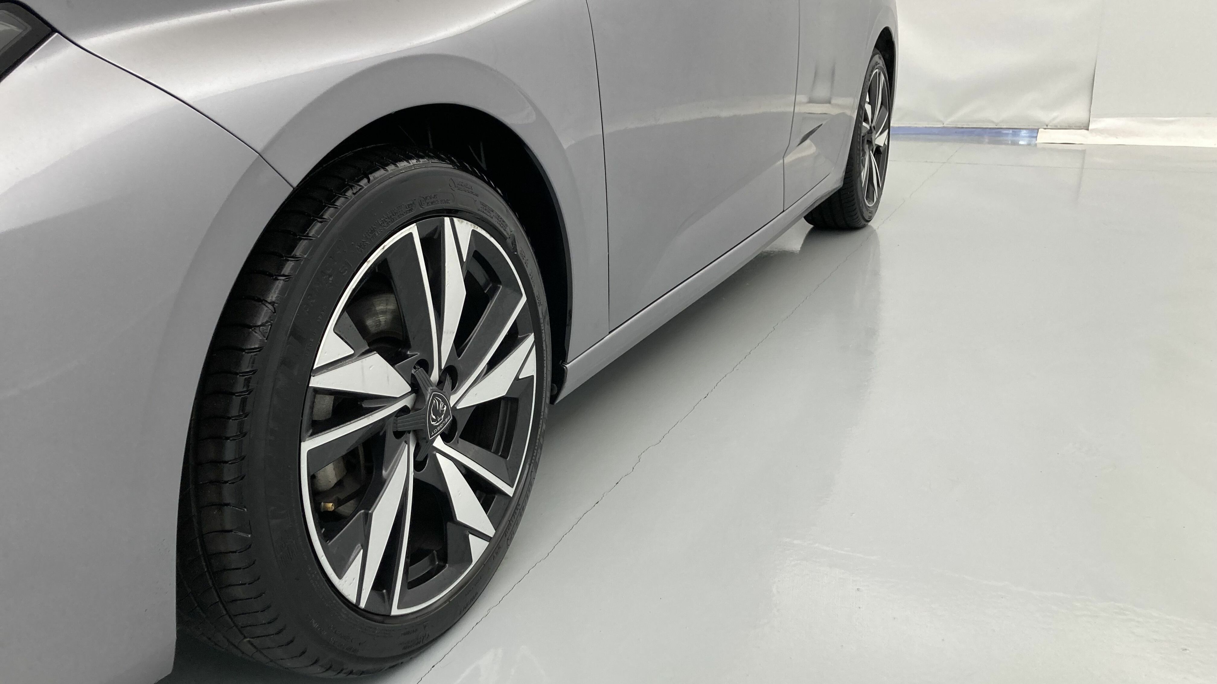 peugeot 308 allure 1.2 PURETECH 130 EAT 2023 gris artense 19