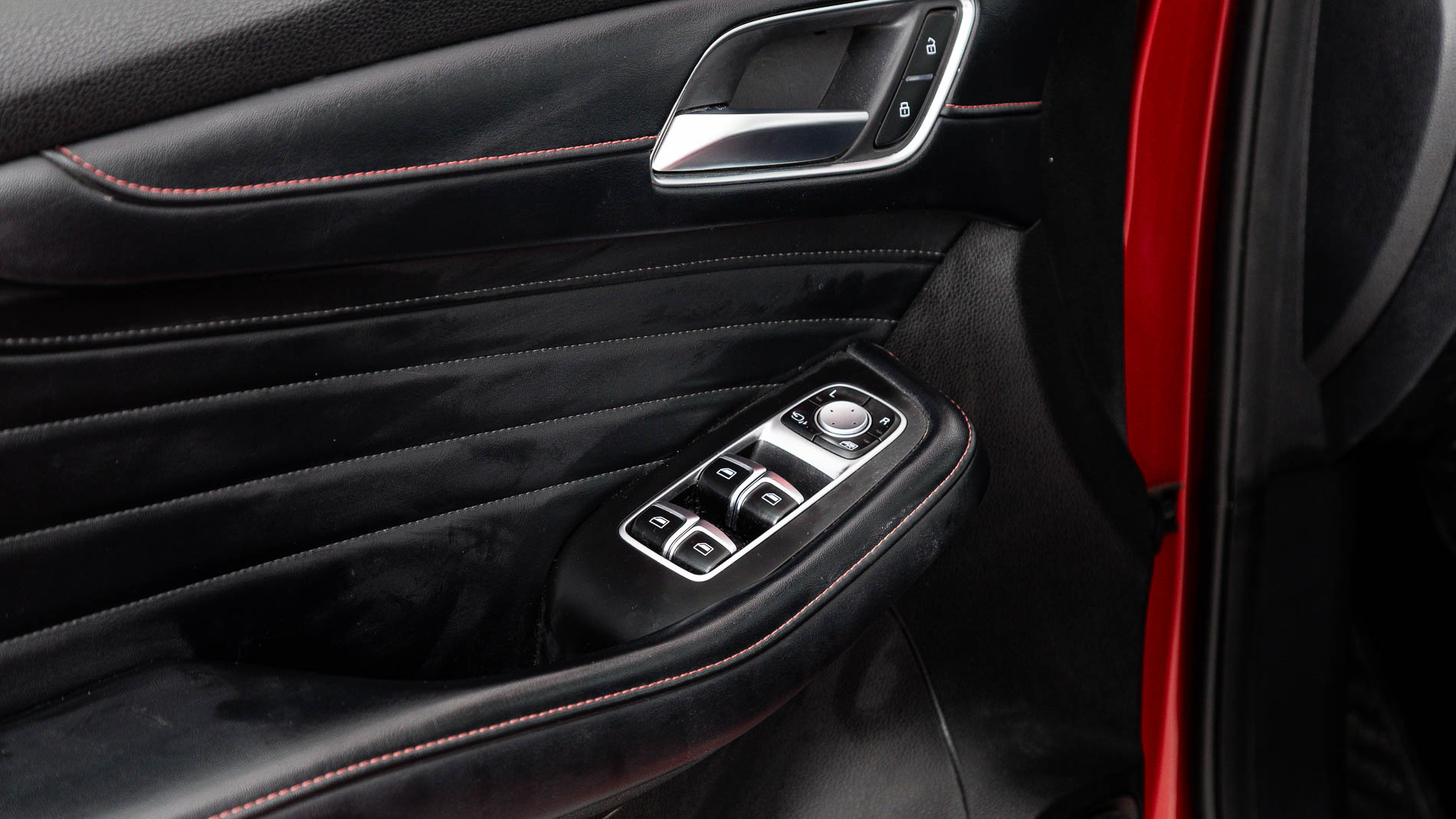 mg hs luxury 1.5 T-GDI 162 2023 diamond red 23