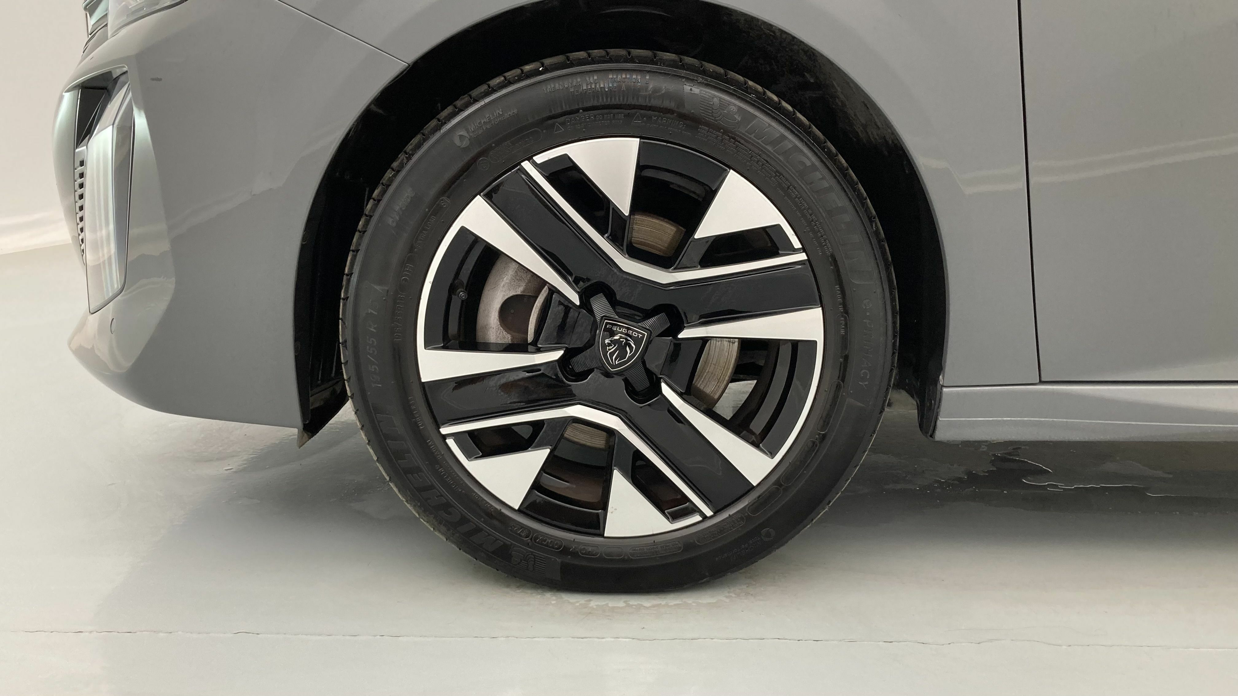 peugeot 208 allure 1.2 PURETECH 100 2024 grigio selenium 26