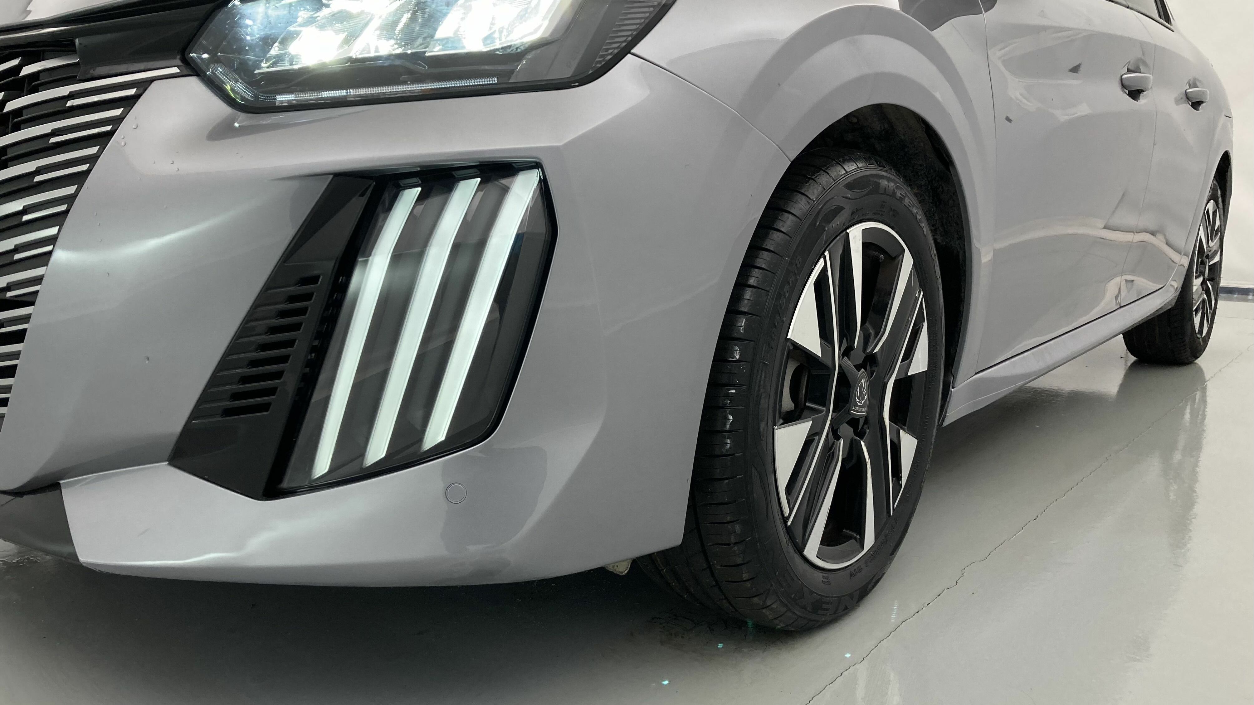 peugeot 208 allure 1.2 PURETECH 100 2024 gris artense 26