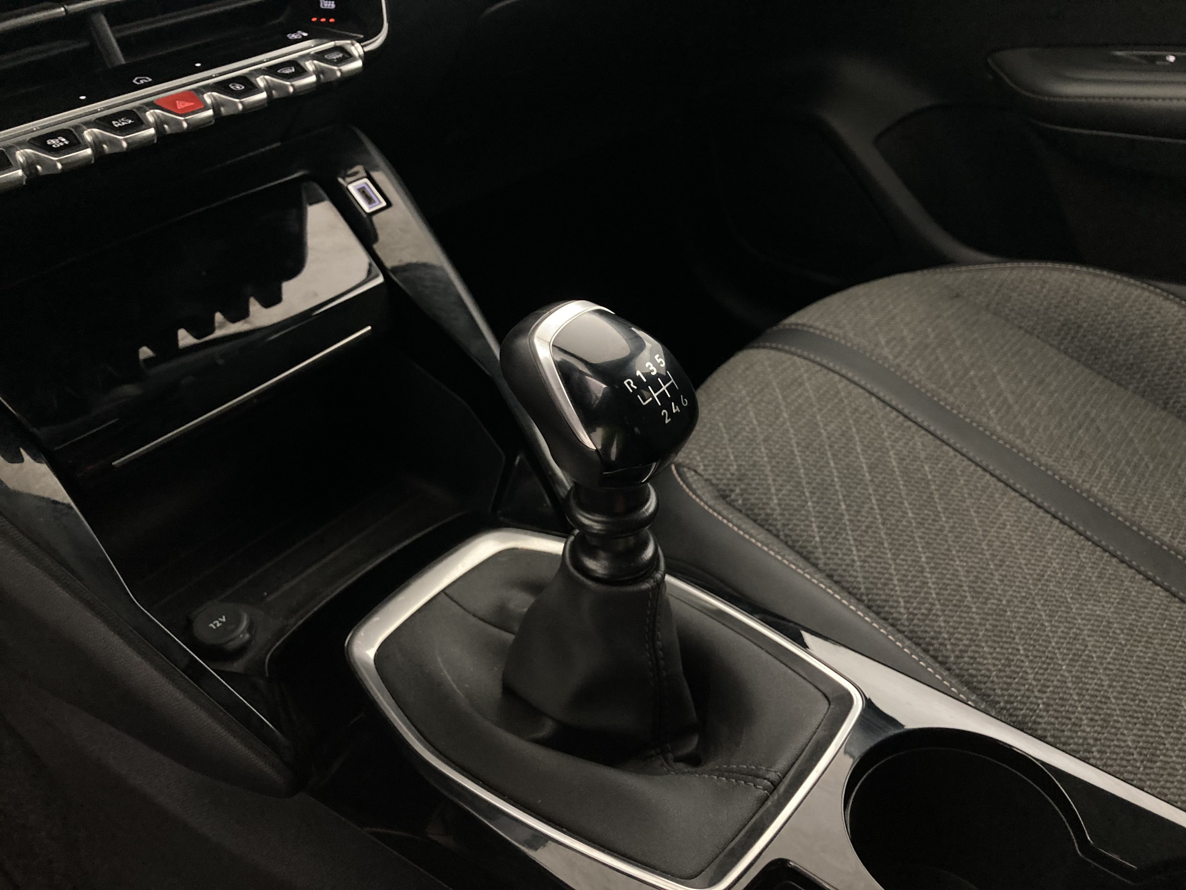 peugeot 208 allure 1.2 PURETECH 100 2024 negro perla nera 12