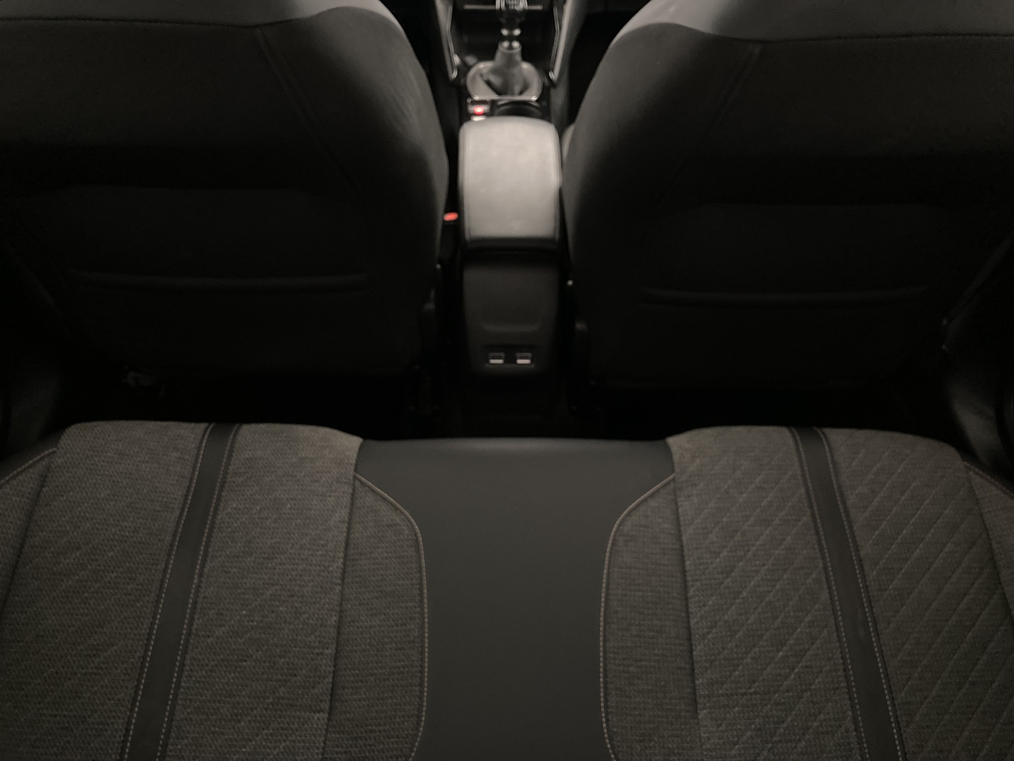 peugeot 208 allure 1.2 PURETECH 100 2024 negro perla nera 14