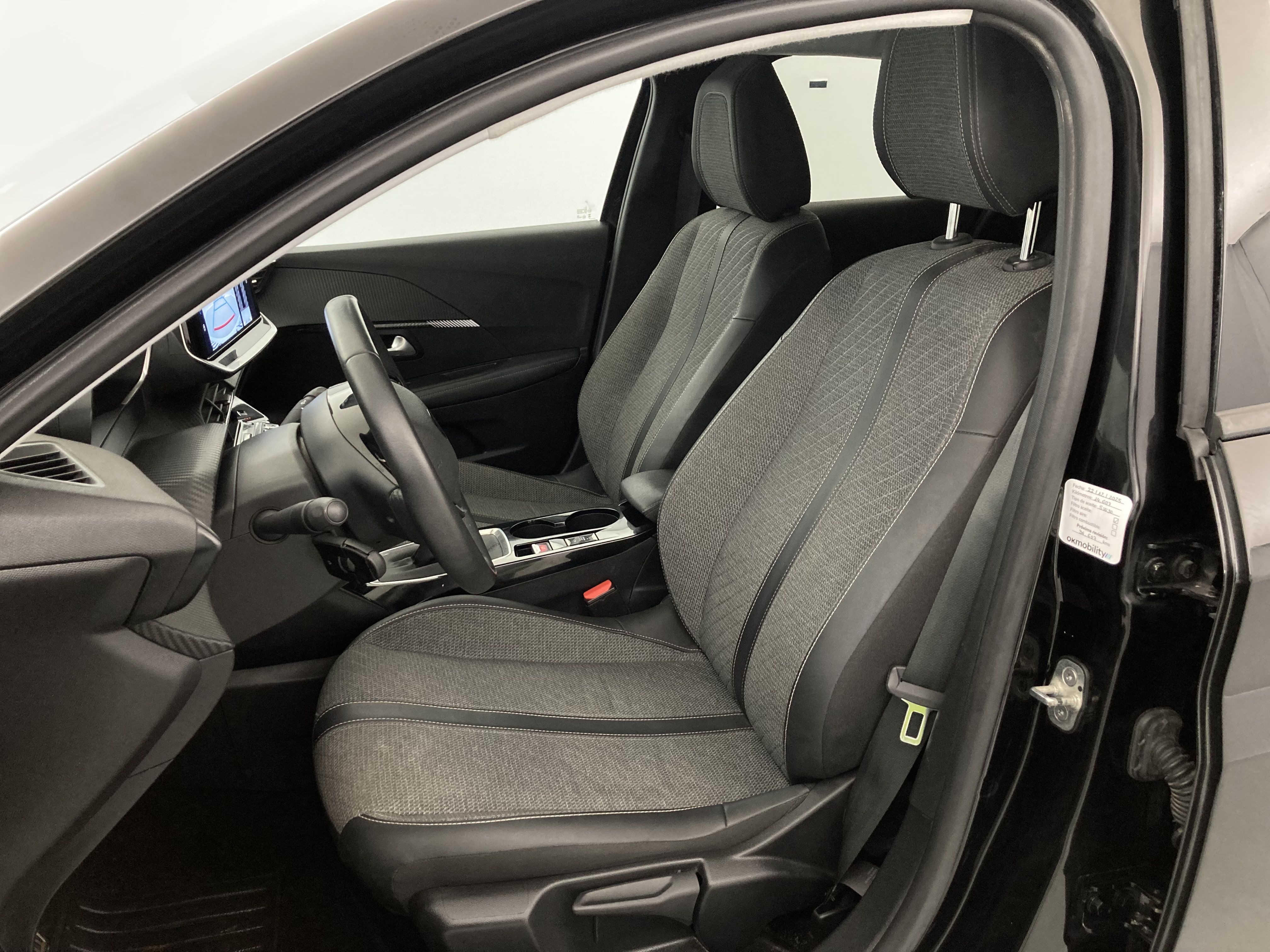 peugeot 208 allure 1.2 PURETECH 100 2024 negro perla nera 15