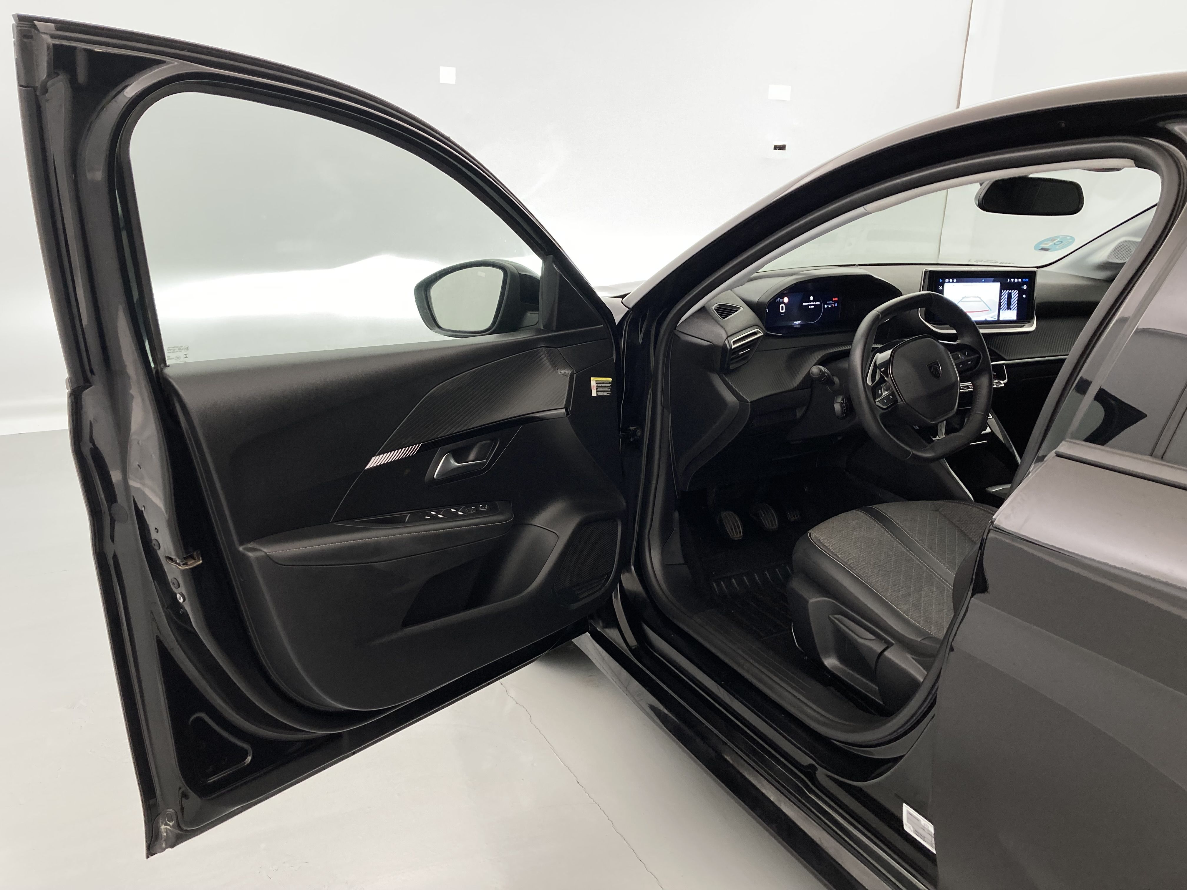 peugeot 208 allure 1.2 PURETECH 100 2024 negro perla nera 17