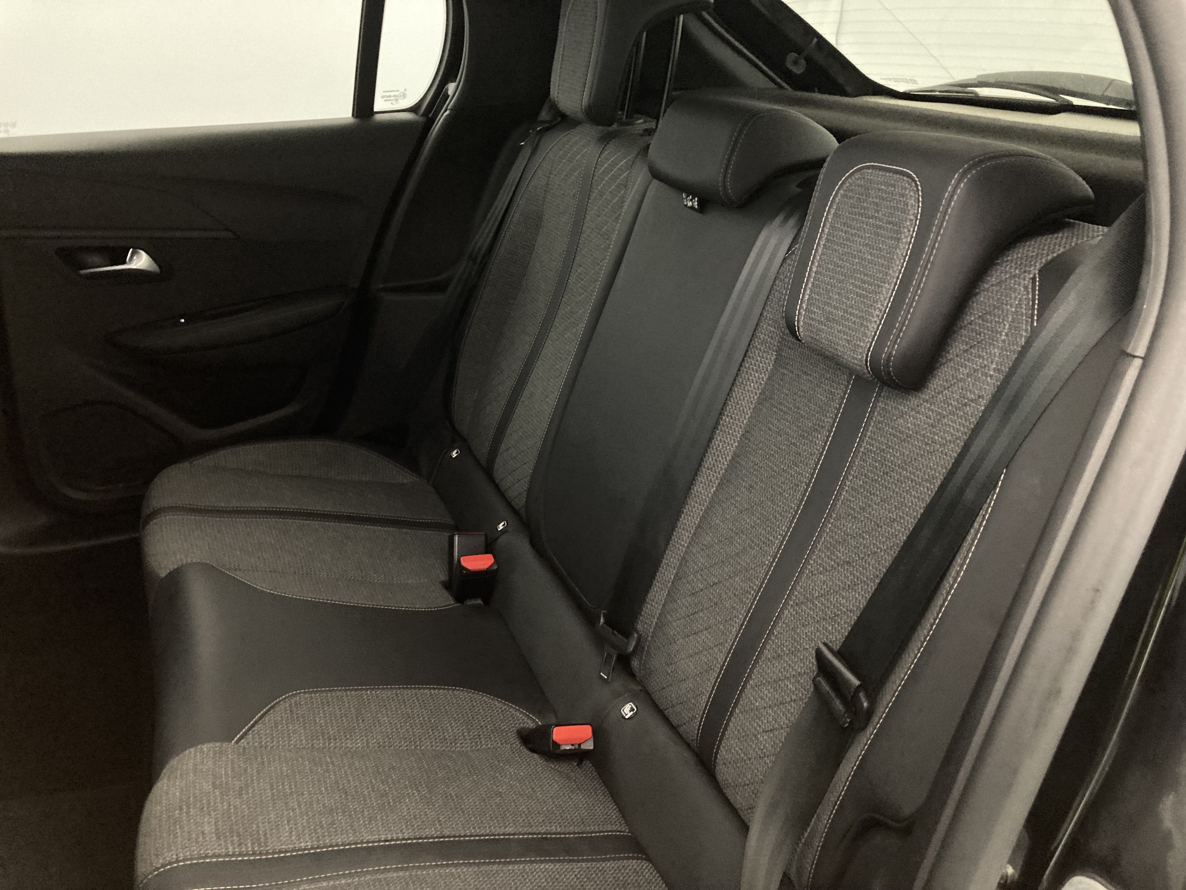 peugeot 208 allure 1.2 PURETECH 100 2024 negro perla nera 19