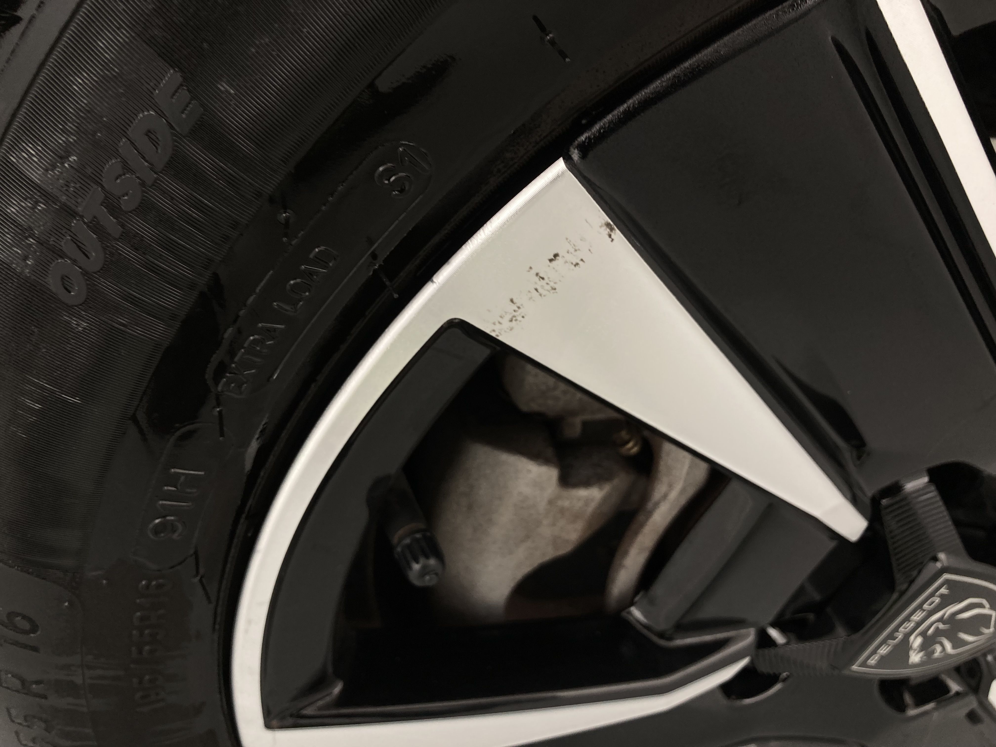 peugeot 208 allure 1.2 PURETECH 100 2024 negro perla nera 23