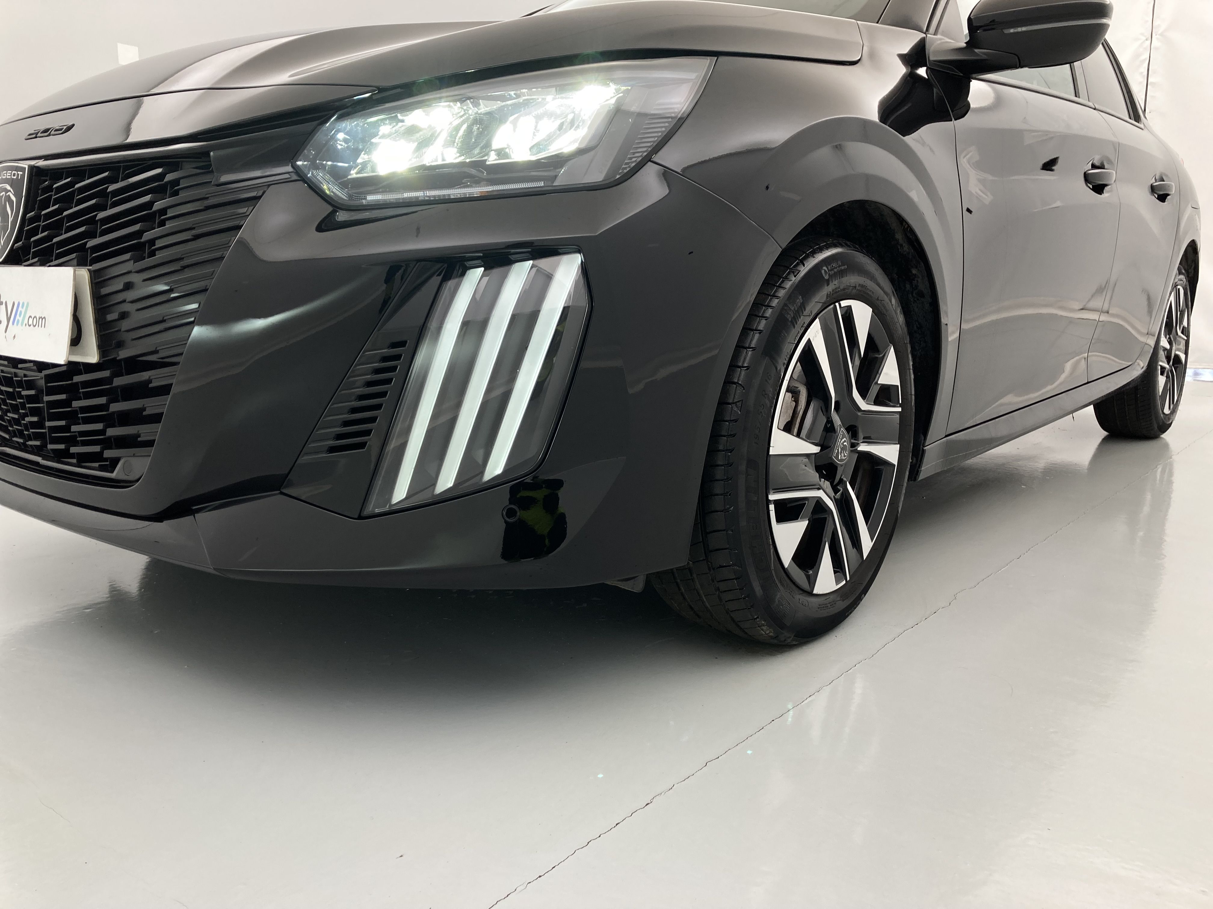 peugeot 208 allure 1.2 PURETECH 100 2024 negro perla nera 25