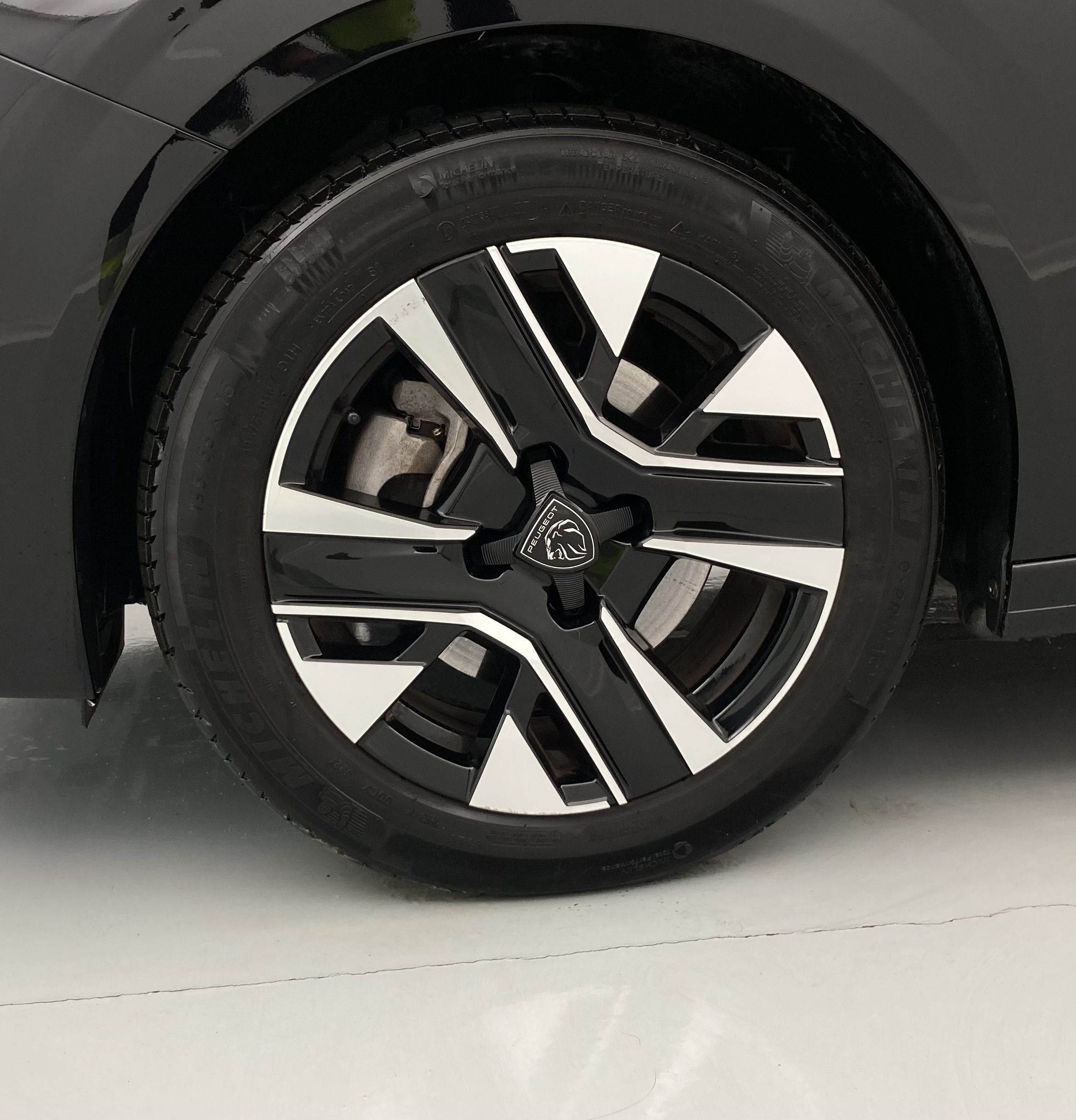 peugeot 208 allure 1.2 PURETECH 100 2024 negro perla nera 26