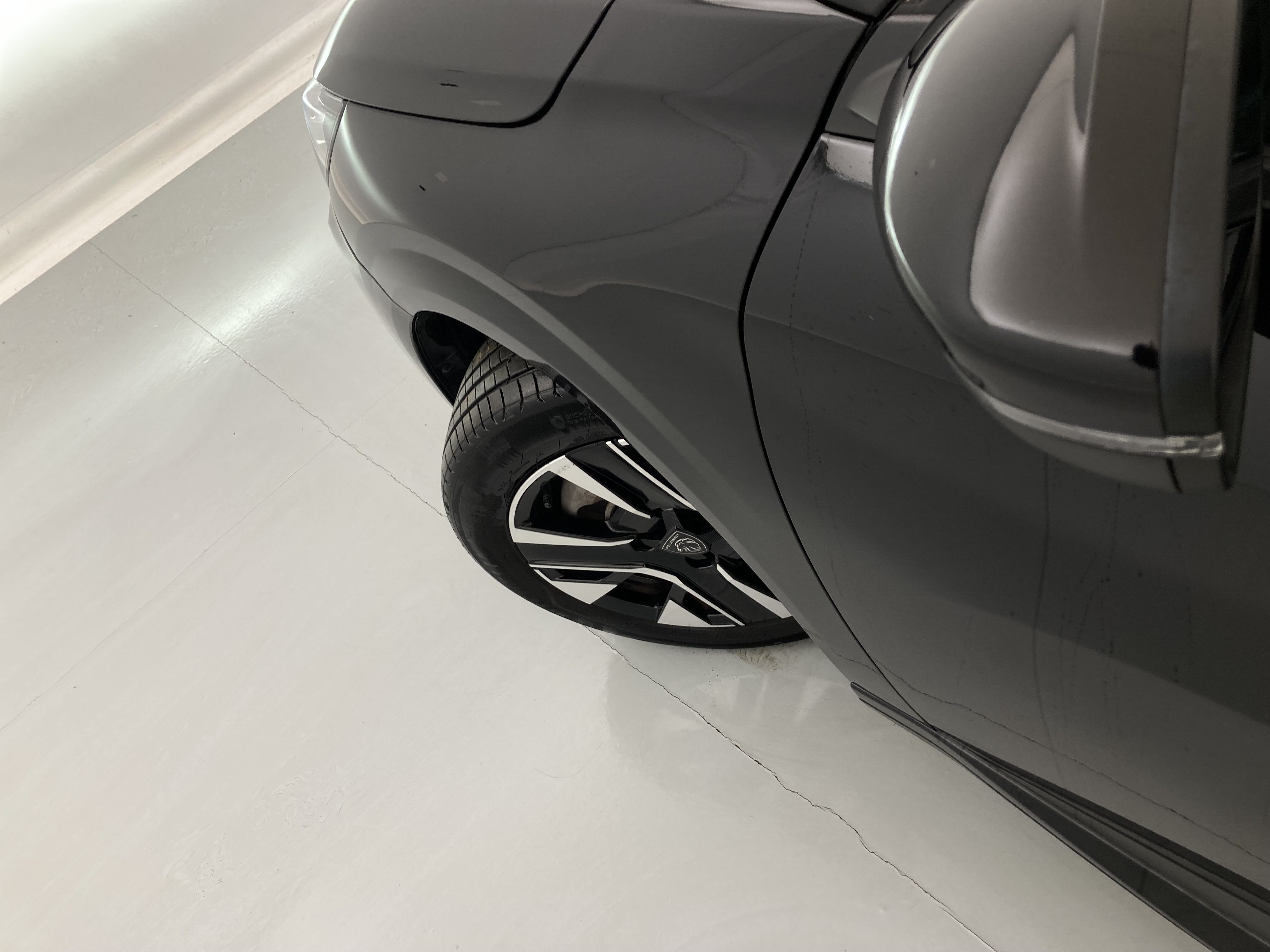 peugeot 208 allure 1.2 PURETECH 100 2024 negro perla nera 28