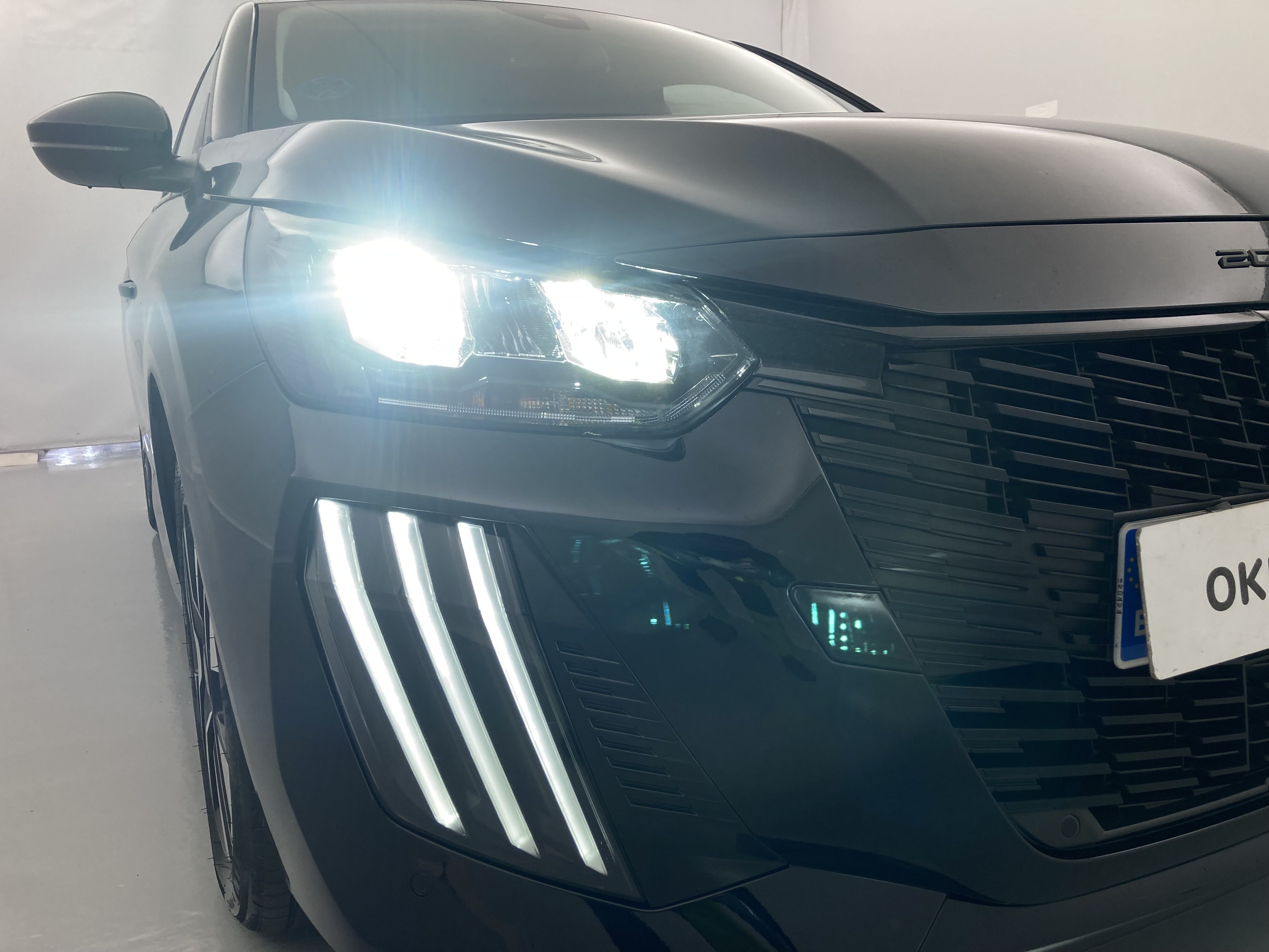 peugeot 208 allure 1.2 PURETECH 100 2024 negro perla nera 29