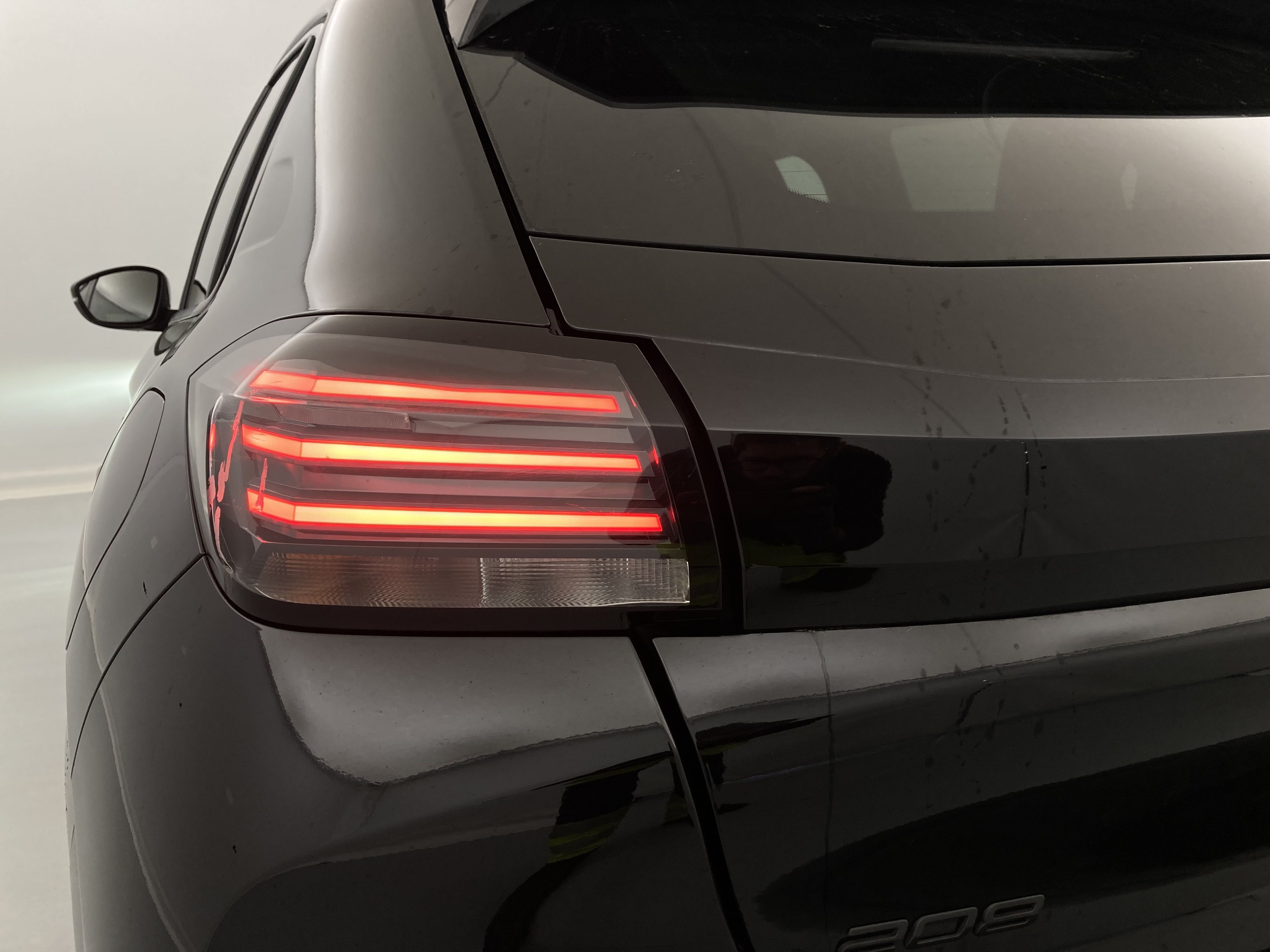 peugeot 208 allure 1.2 PURETECH 100 2024 negro perla nera 30