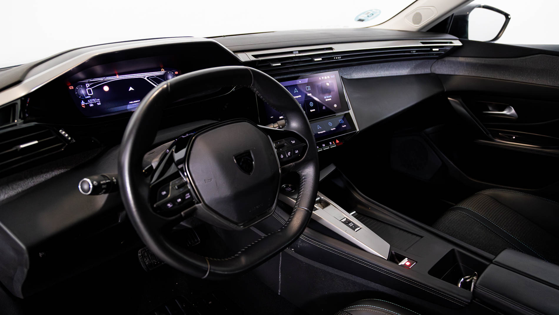 peugeot 308 allure 1.2 PURETECH 130 EAT 2023 negro perla nera 15