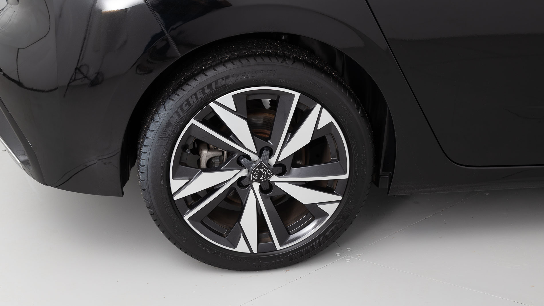 peugeot 308 allure 1.2 PURETECH 130 EAT 2023 negro perla nera 26