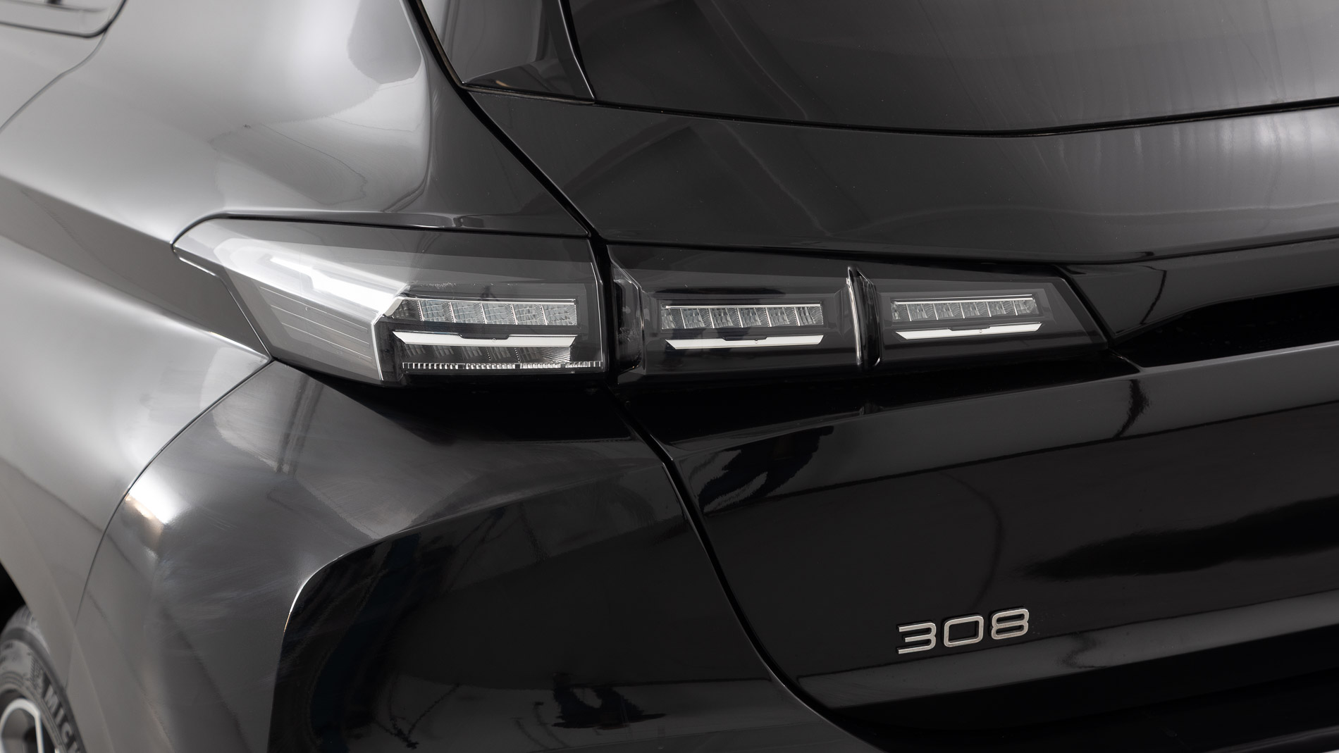 peugeot 308 allure 1.2 PURETECH 130 EAT 2023 negro perla nera 30