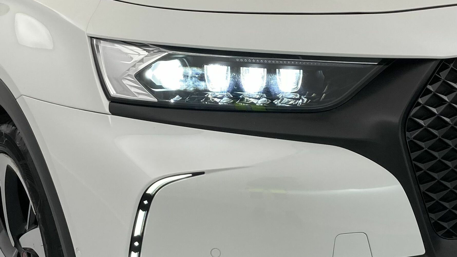 ds ds7 crossback performance line + E-TENSE 300 CA 2022 blanco nacarado 30