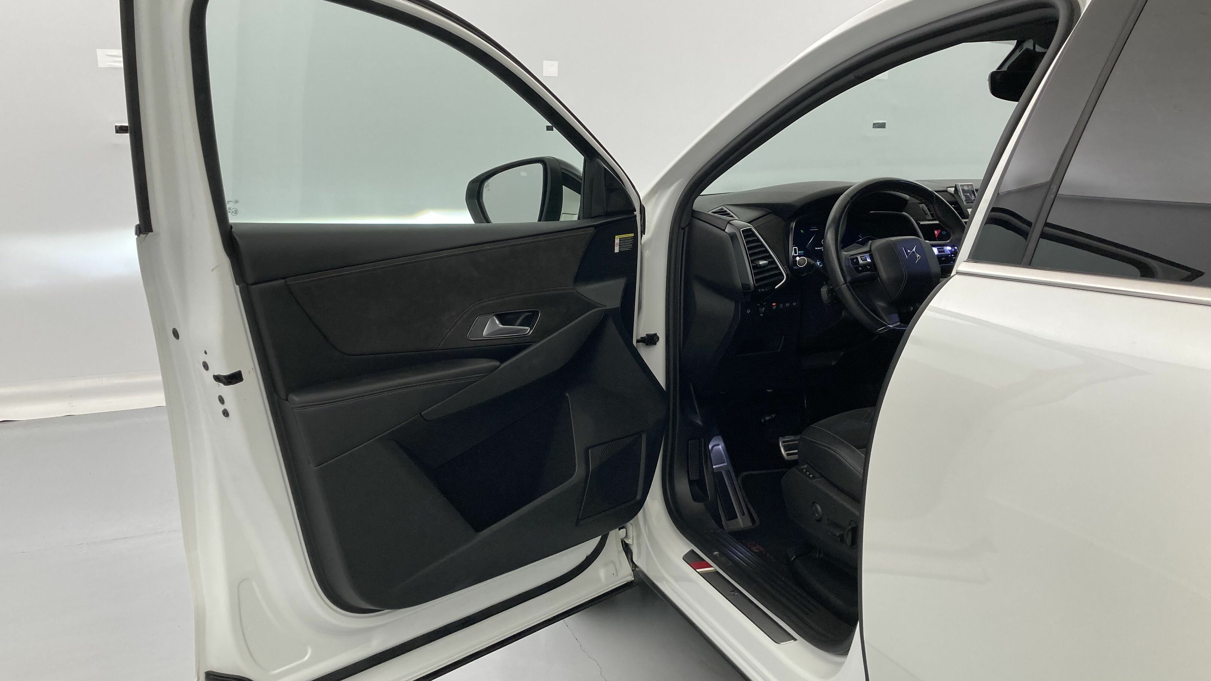 ds ds7 crossback performance line + E-TENSE 300 CA 2022 blanco nacarado 14