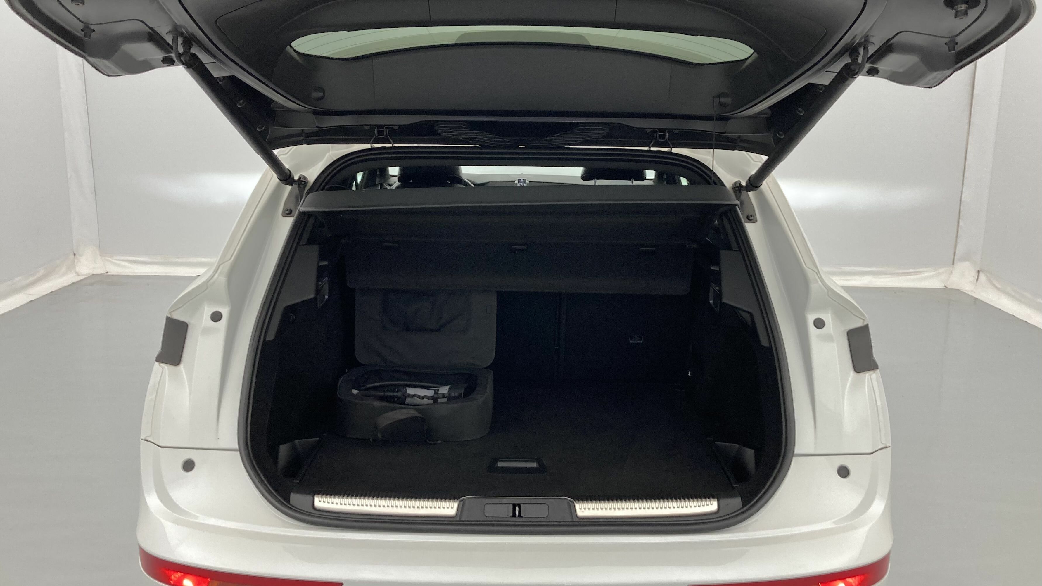 ds ds7 crossback performance line + E-TENSE 300 CA 2022 blanco nacarado 25