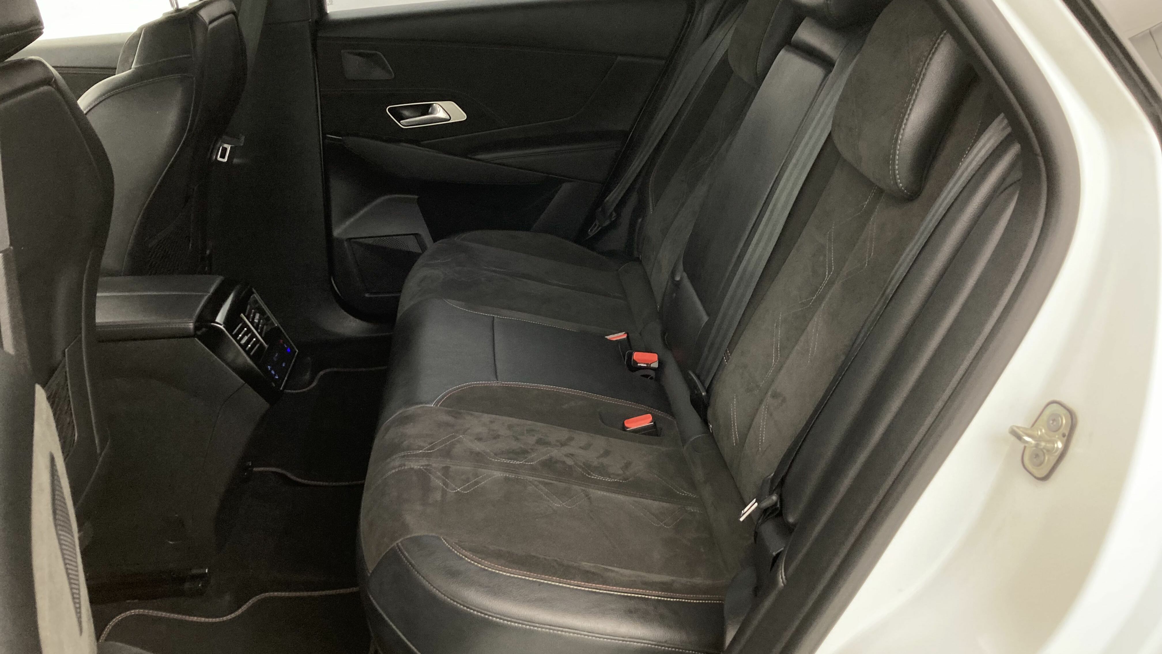 ds ds7 crossback performance line + E-TENSE 300 CA 2022 blanco nacarado 21