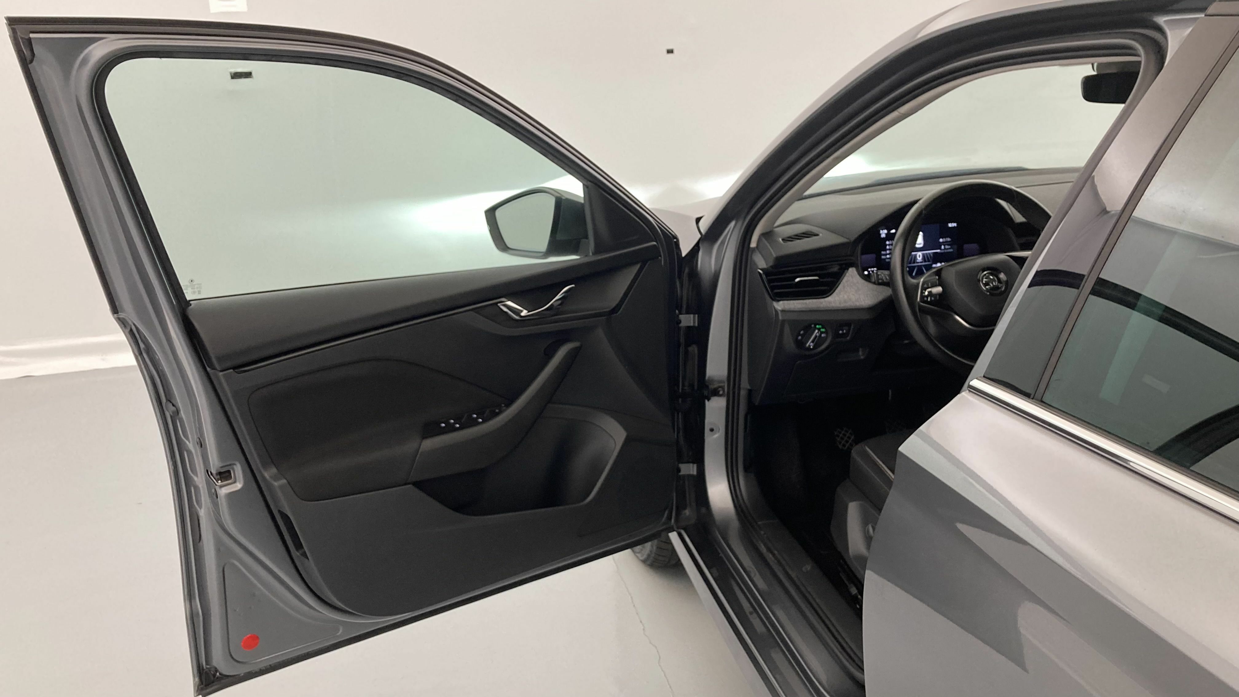 skoda kamiq selection 1.0 TSI 115 2024 gris graphite 13