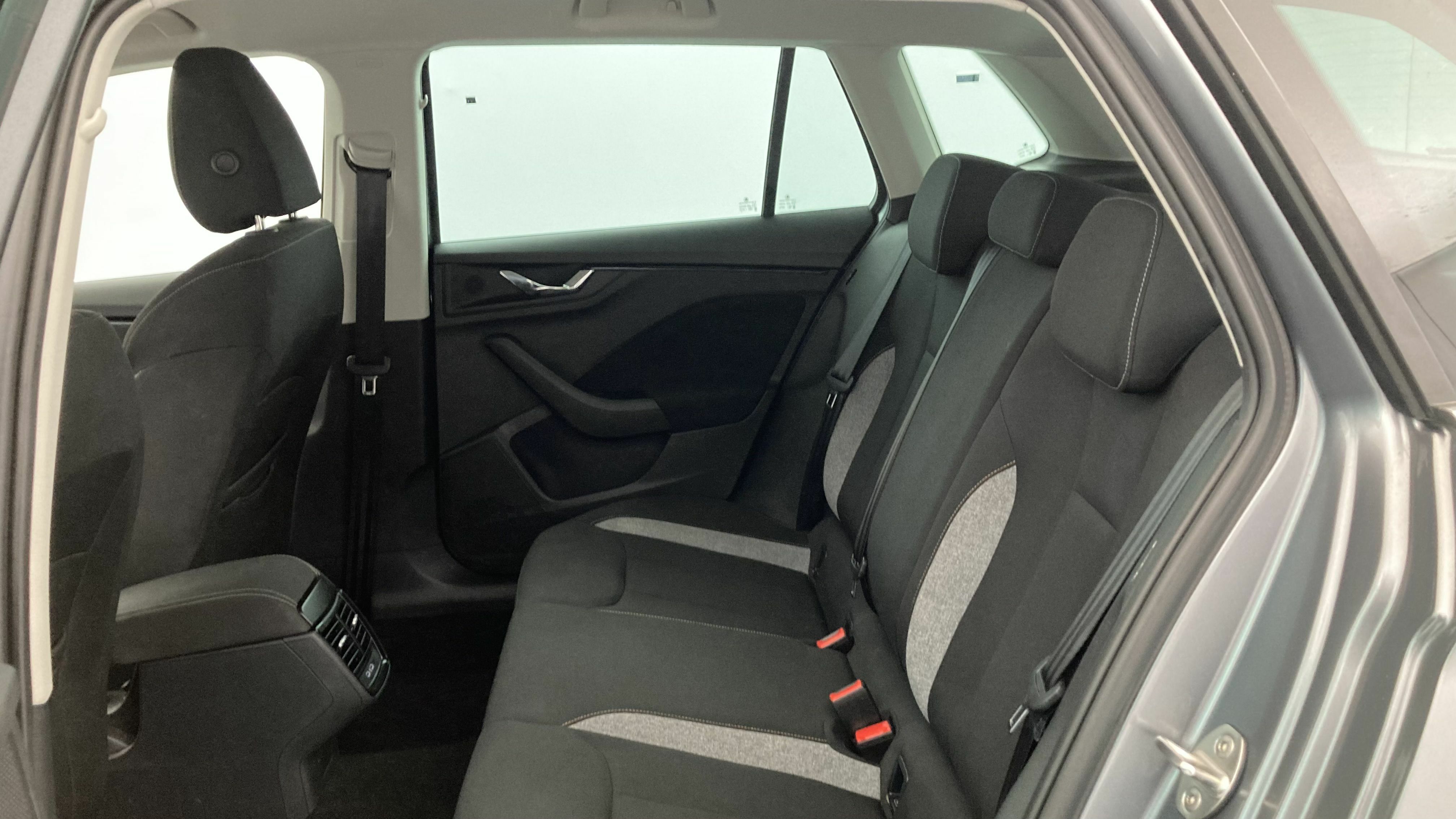 skoda kamiq selection 1.0 TSI 115 2024 gris graphite 21