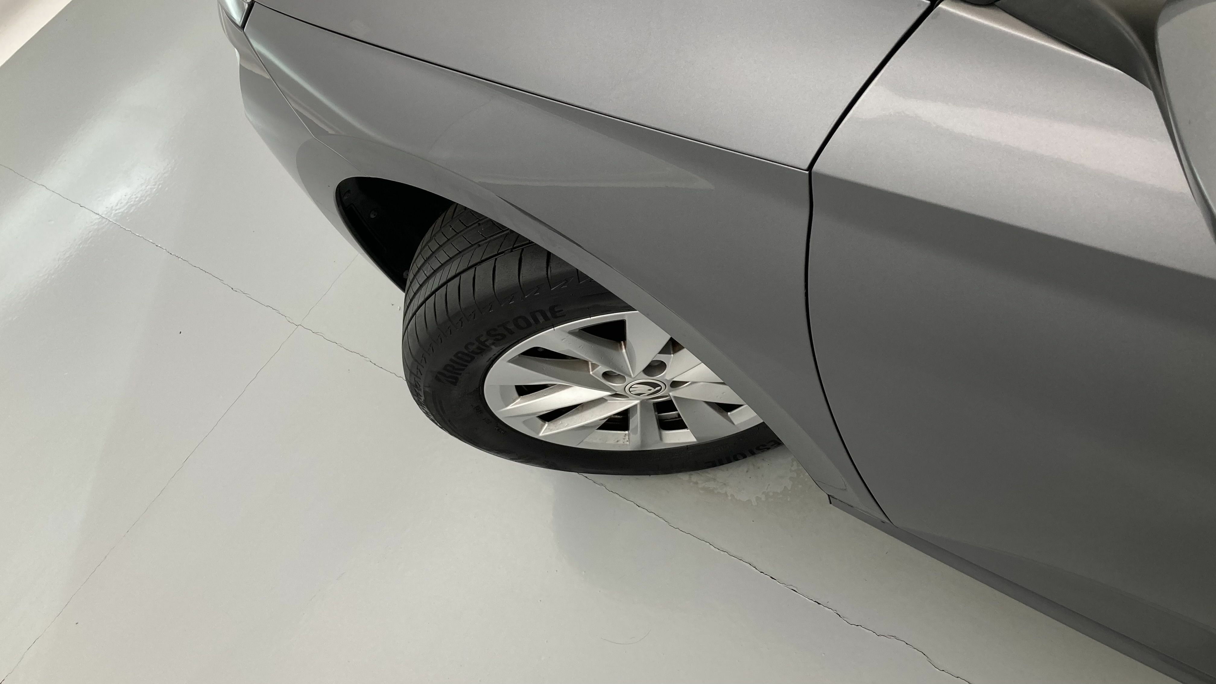 skoda kamiq selection 1.0 TSI 115 2024 gris graphite 28
