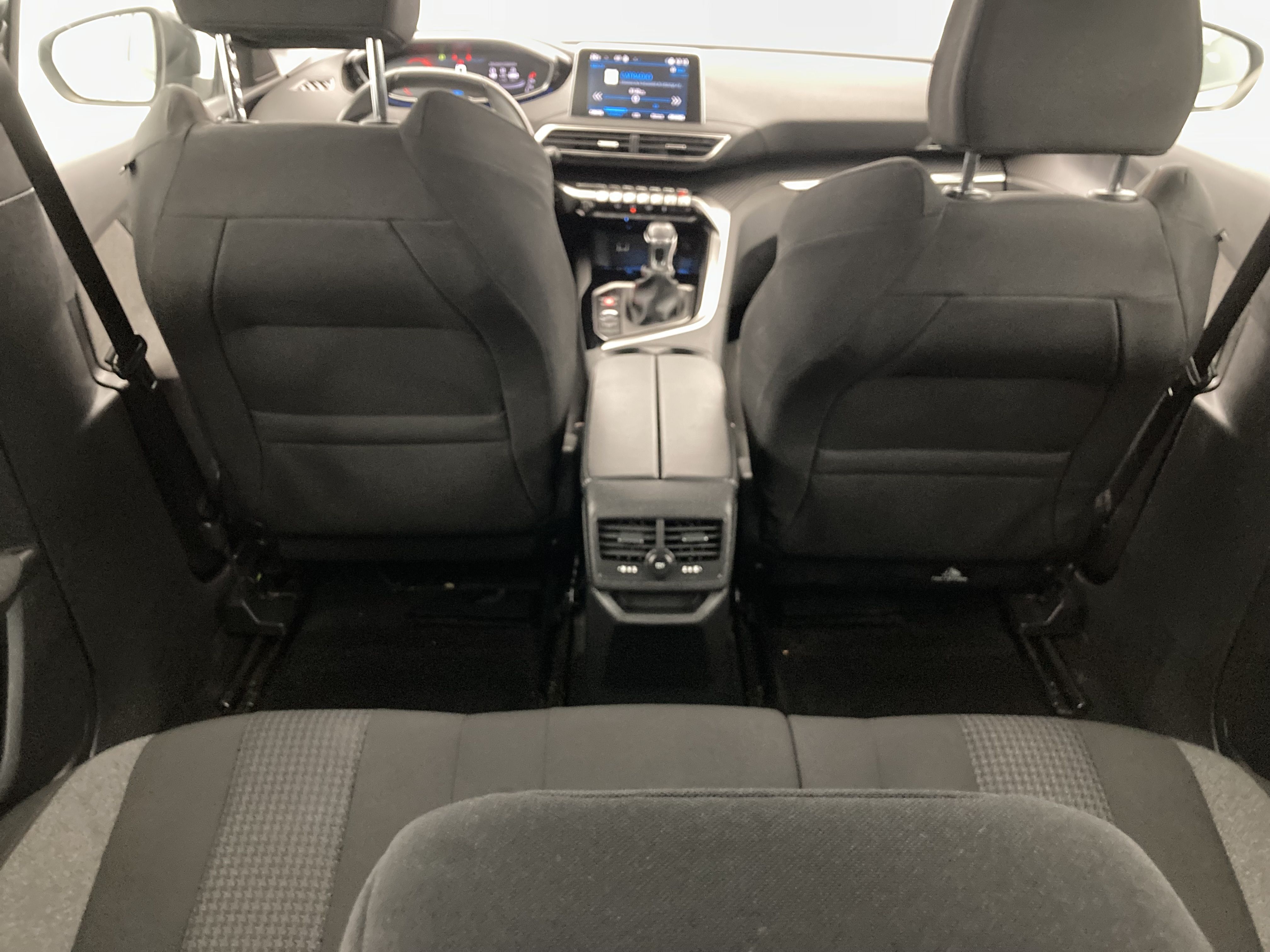 peugeot 3008 active pack 1.5 BLUEHDI 130 2022 blanco nacarado 18