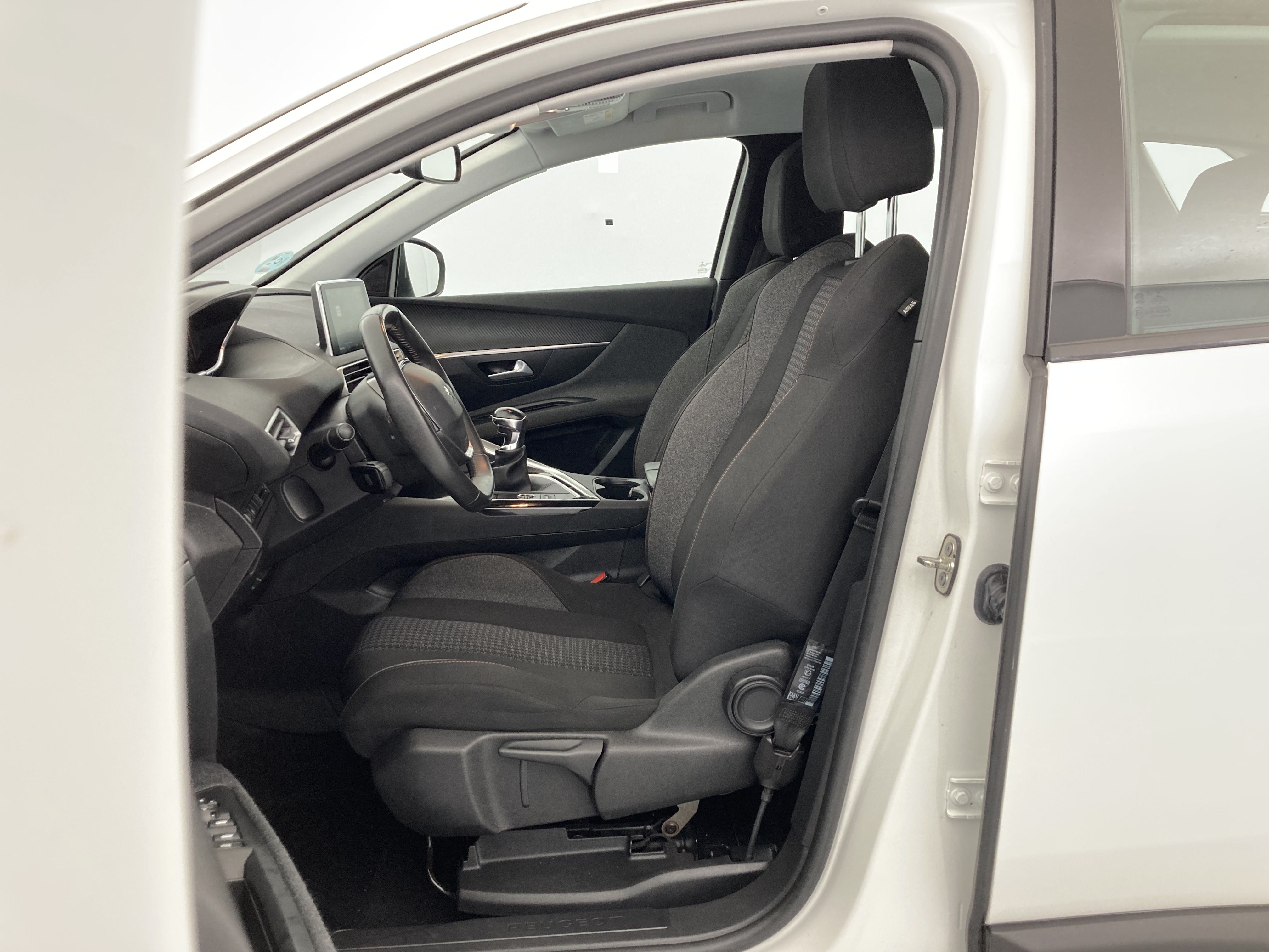 peugeot 3008 active pack 1.5 BLUEHDI 130 2022 blanco nacarado 19