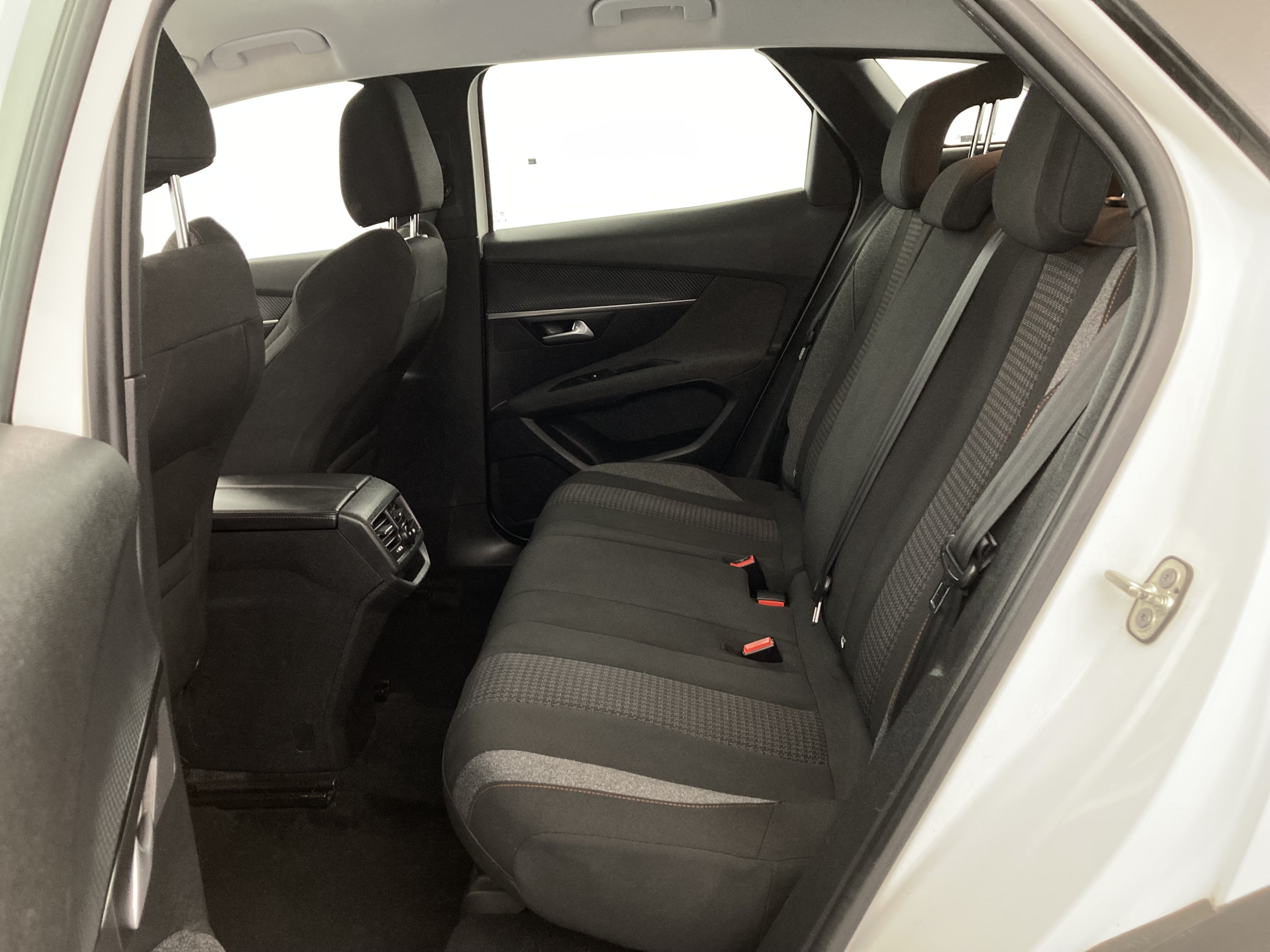 peugeot 3008 active pack 1.5 BLUEHDI 130 2022 blanco nacarado 23