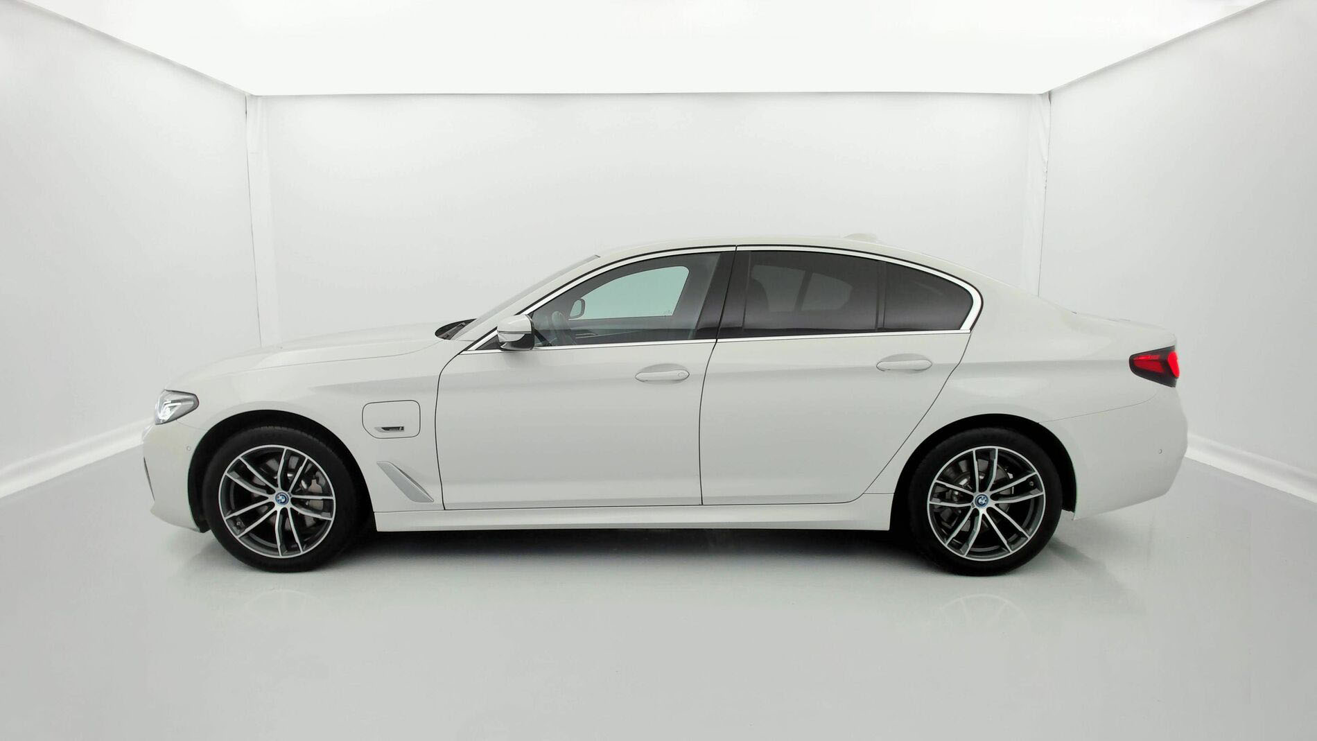bmw serie 5 m sport 520E 204 PHEV 2022 alpinweiss 8