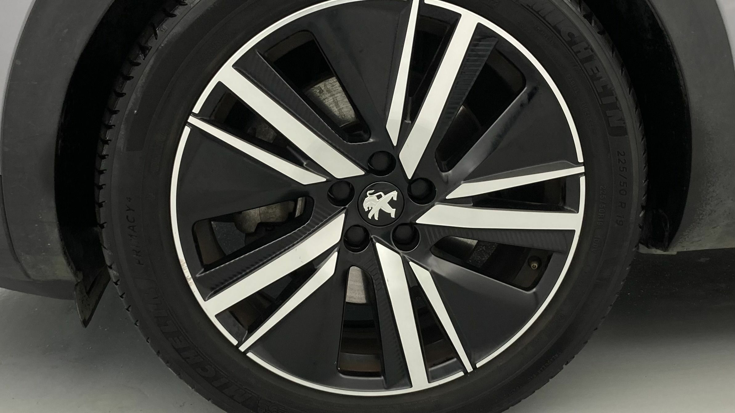 peugeot 3008 gt pack 1.6 HYBRID 300 EAT PHEV 2022 gris artense / negro 26