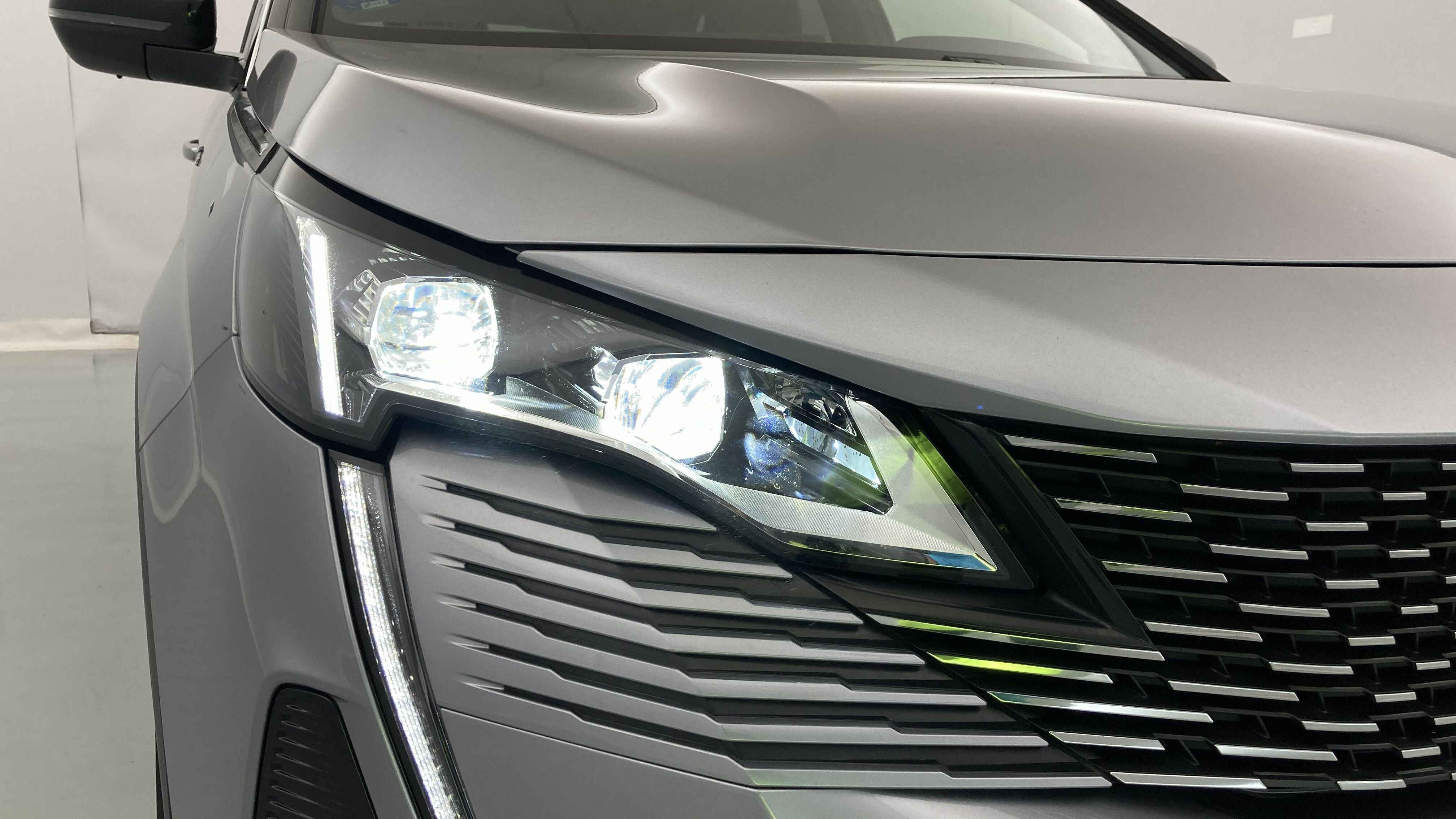 peugeot 3008 gt pack 1.6 HYBRID 300 EAT PHEV 2022 gris artense / negro 28