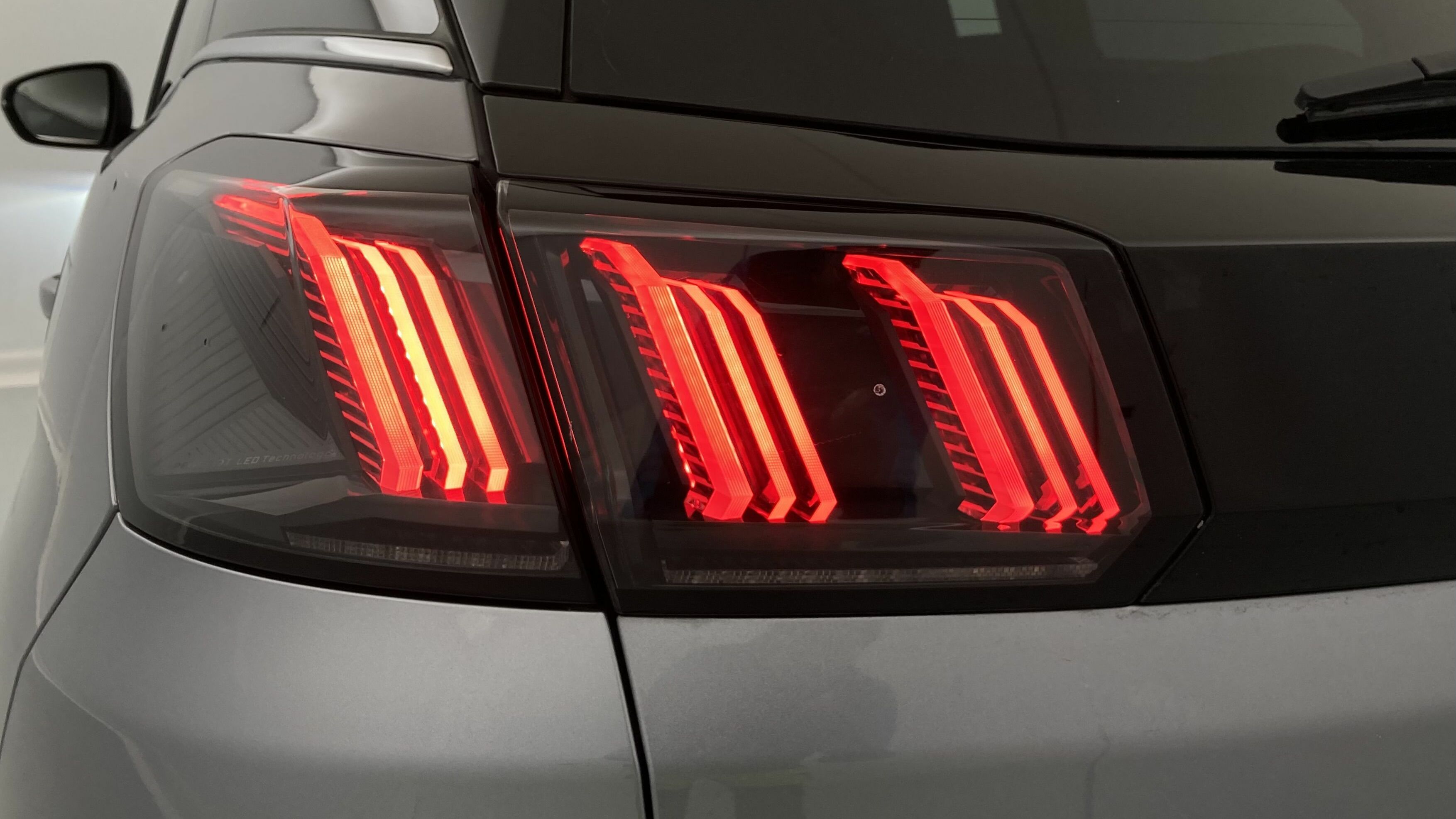 peugeot 3008 gt pack 1.6 HYBRID 300 EAT PHEV 2022 gris artense / negro 29