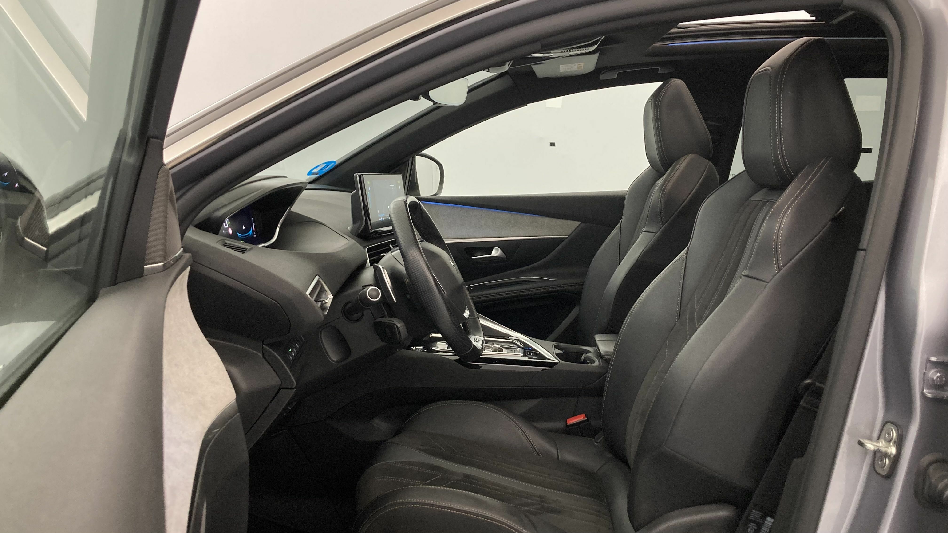 peugeot 3008 gt pack 1.6 HYBRID 300 EAT PHEV 2022 gris artense / negro 2