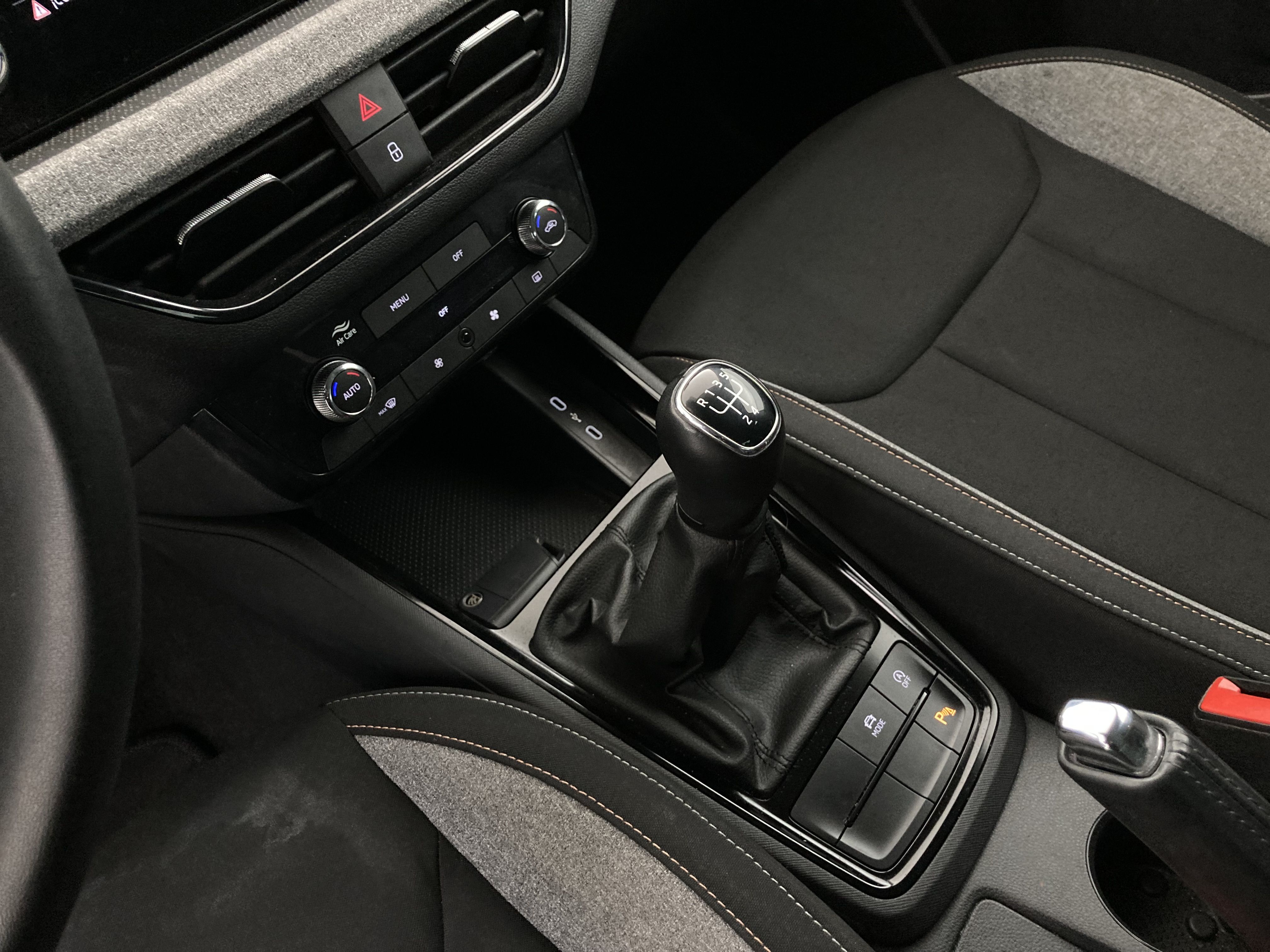 skoda kamiq selection 1.0 TSI 95 2024 gris graphite 14