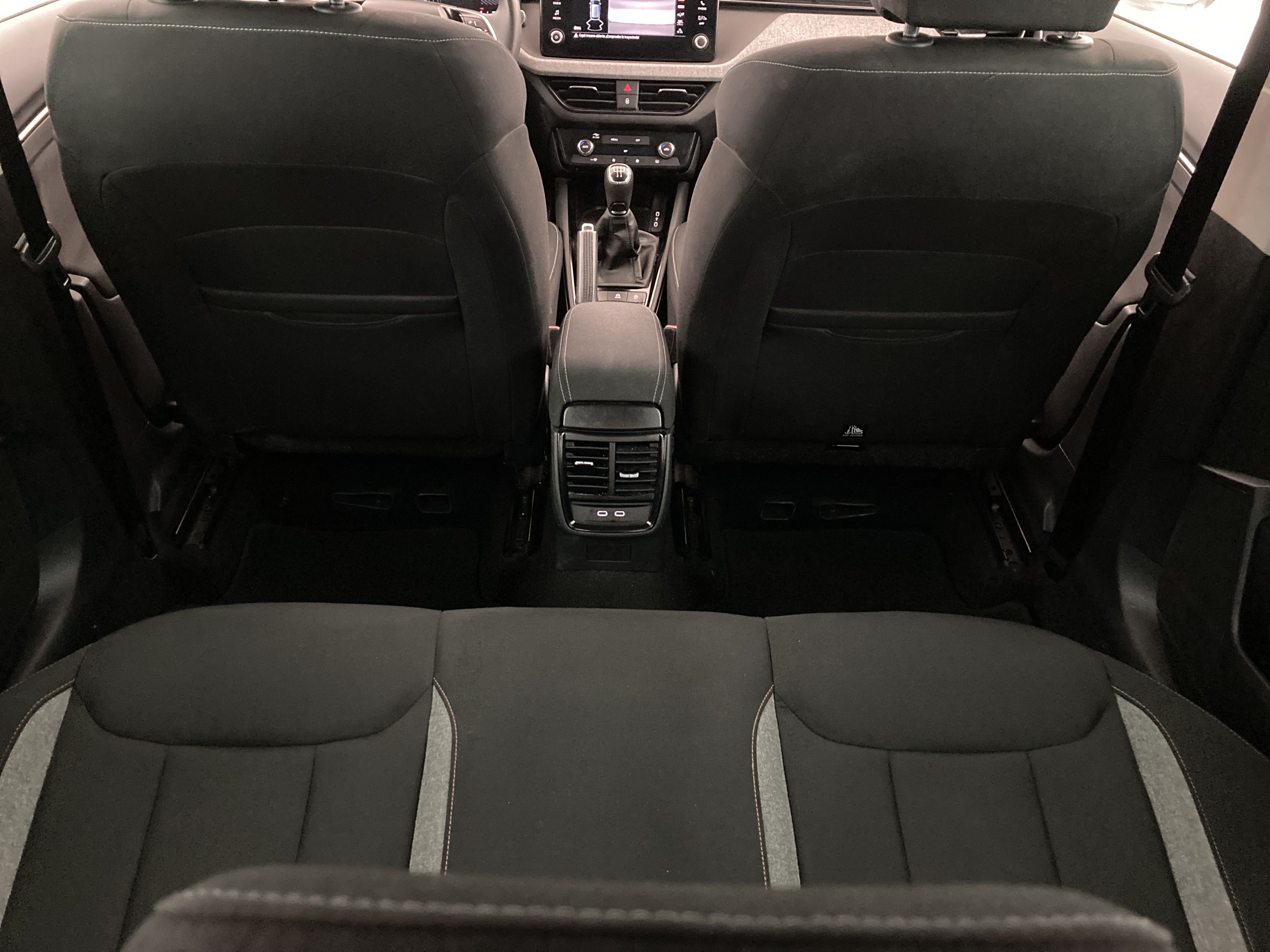 skoda kamiq selection 1.0 TSI 95 2024 gris graphite 16