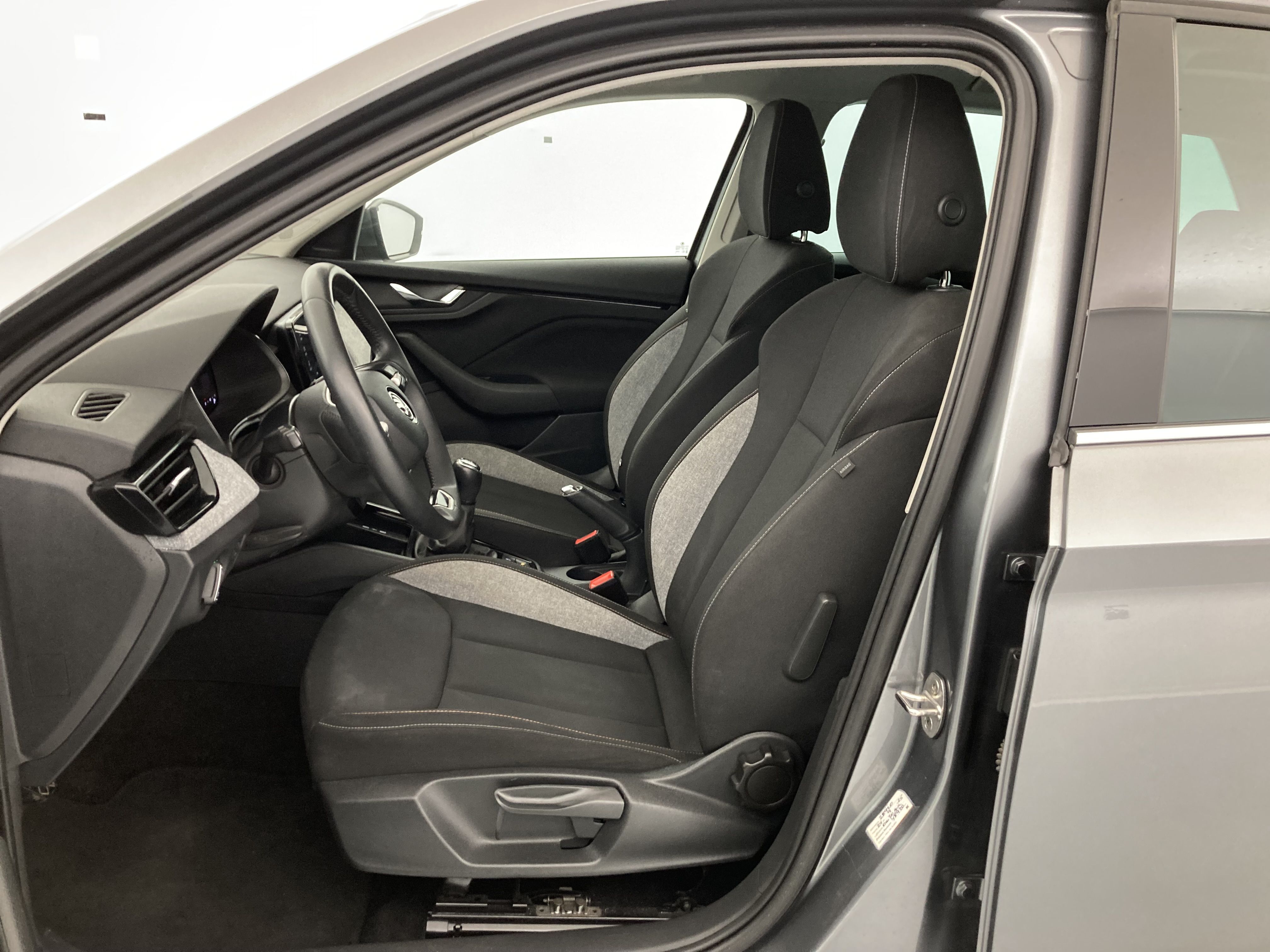 skoda kamiq selection 1.0 TSI 95 2024 gris graphite 17