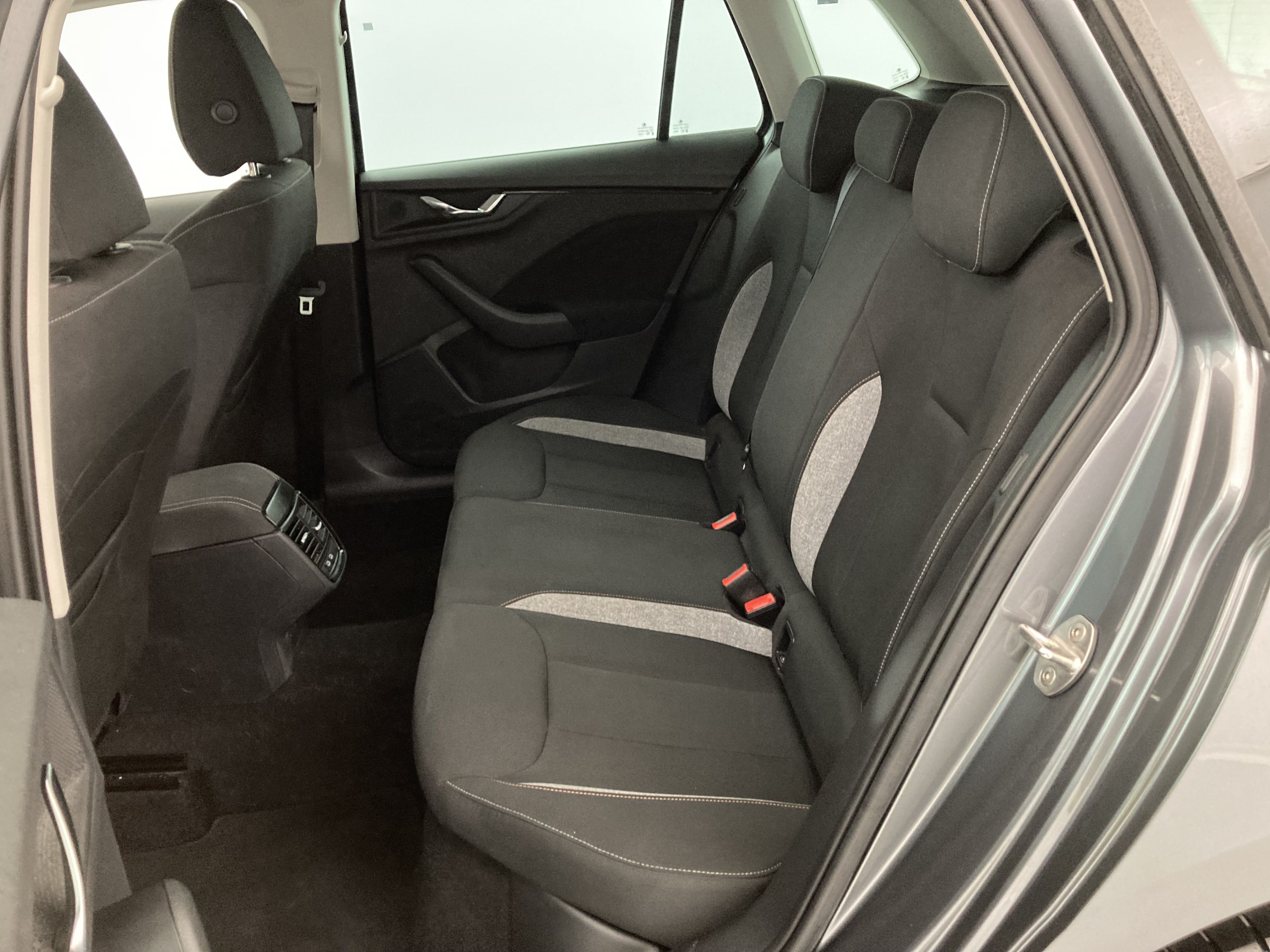 skoda kamiq selection 1.0 TSI 95 2024 gris graphite 21