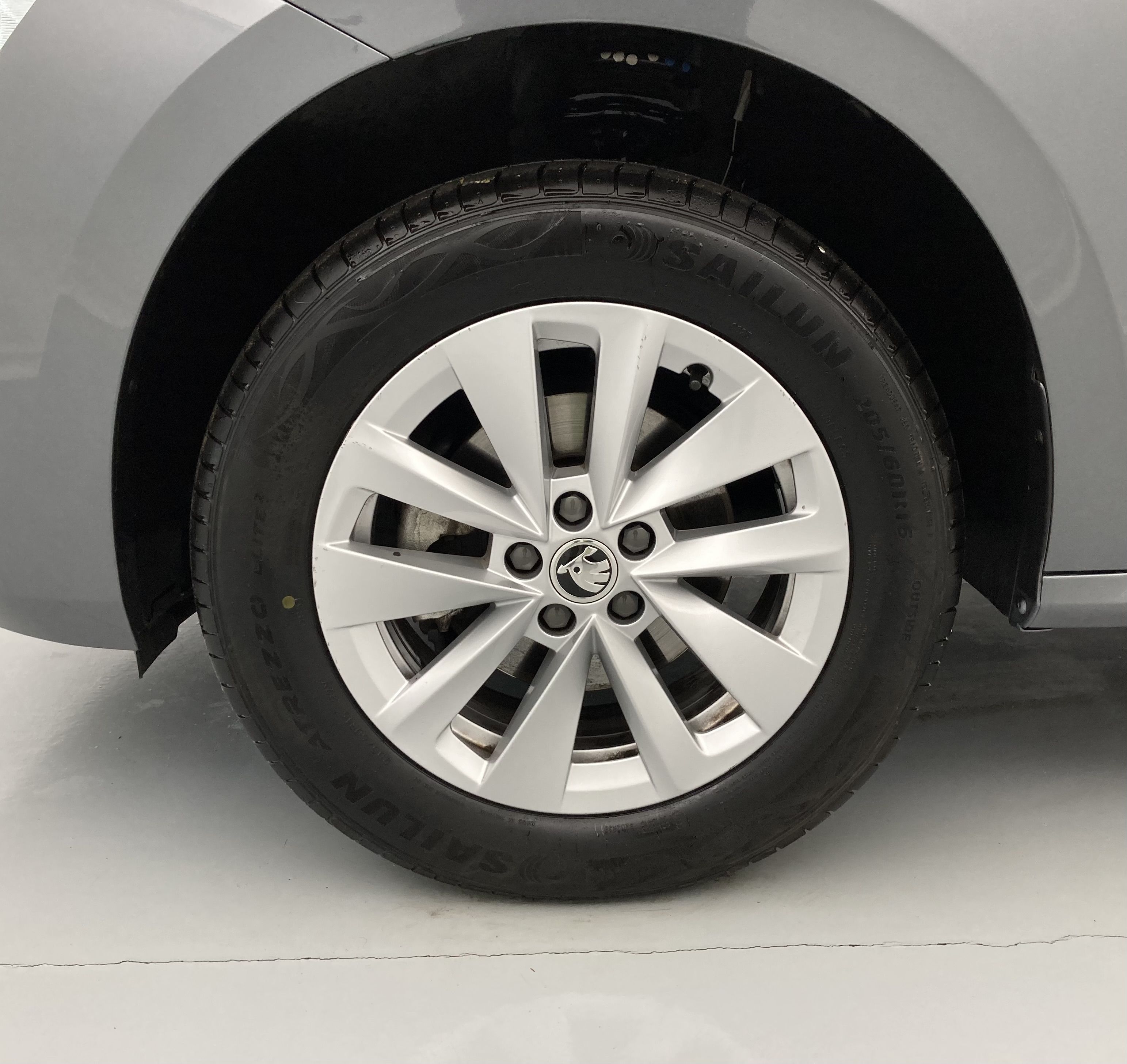 skoda kamiq selection 1.0 TSI 95 2024 gris graphite 26