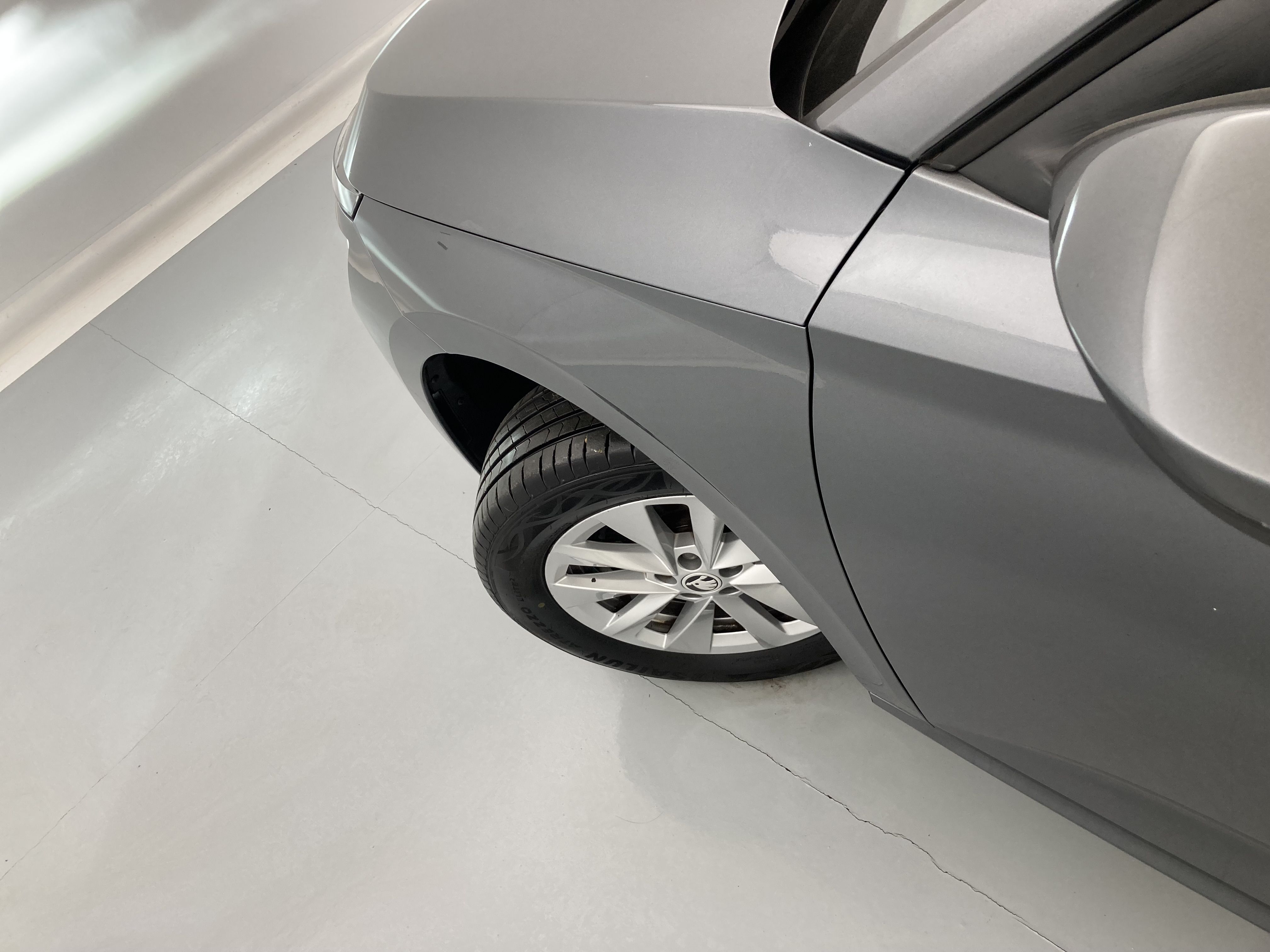 skoda kamiq selection 1.0 TSI 95 2024 gris graphite 28