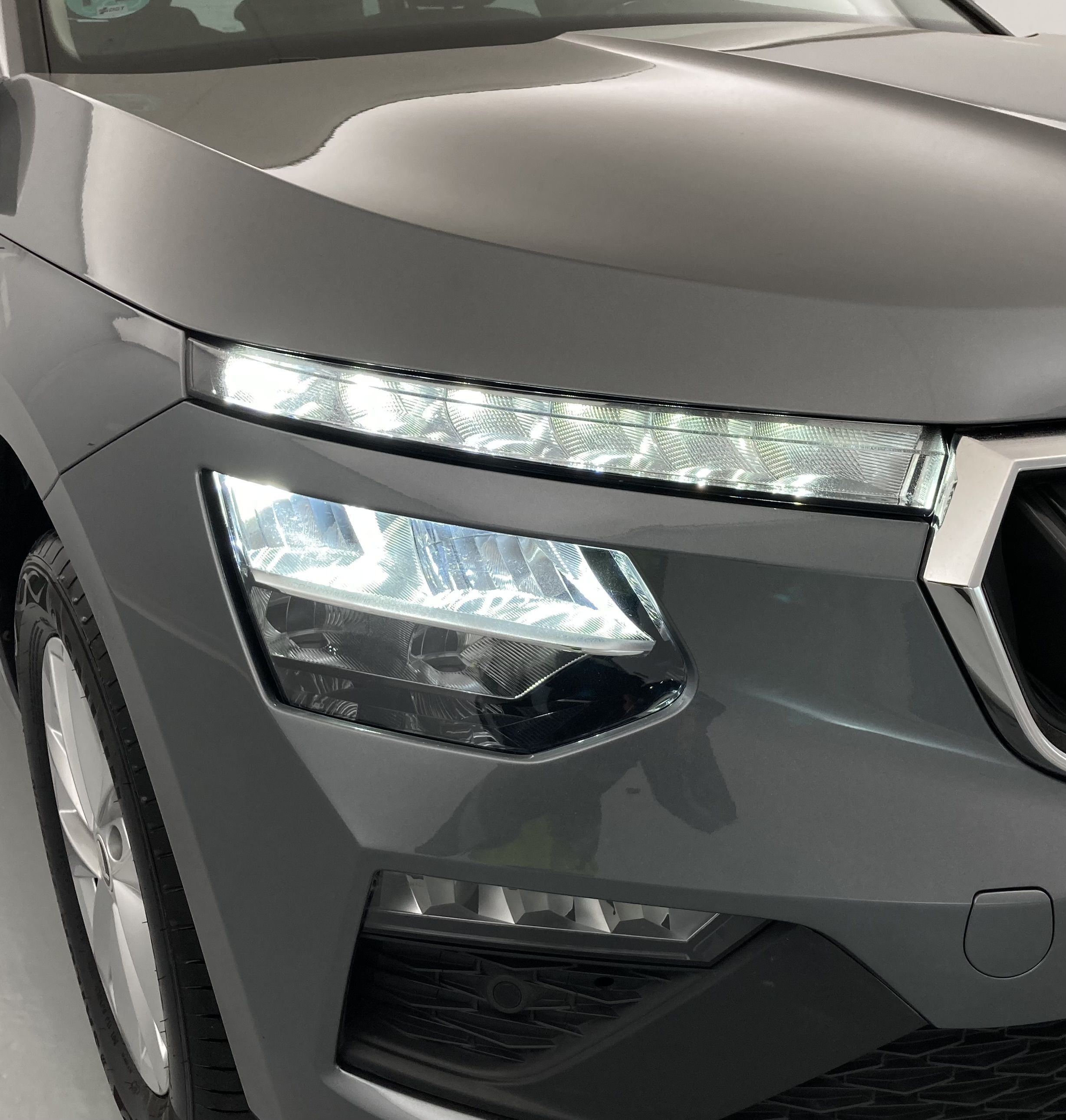 skoda kamiq selection 1.0 TSI 95 2024 gris graphite 29