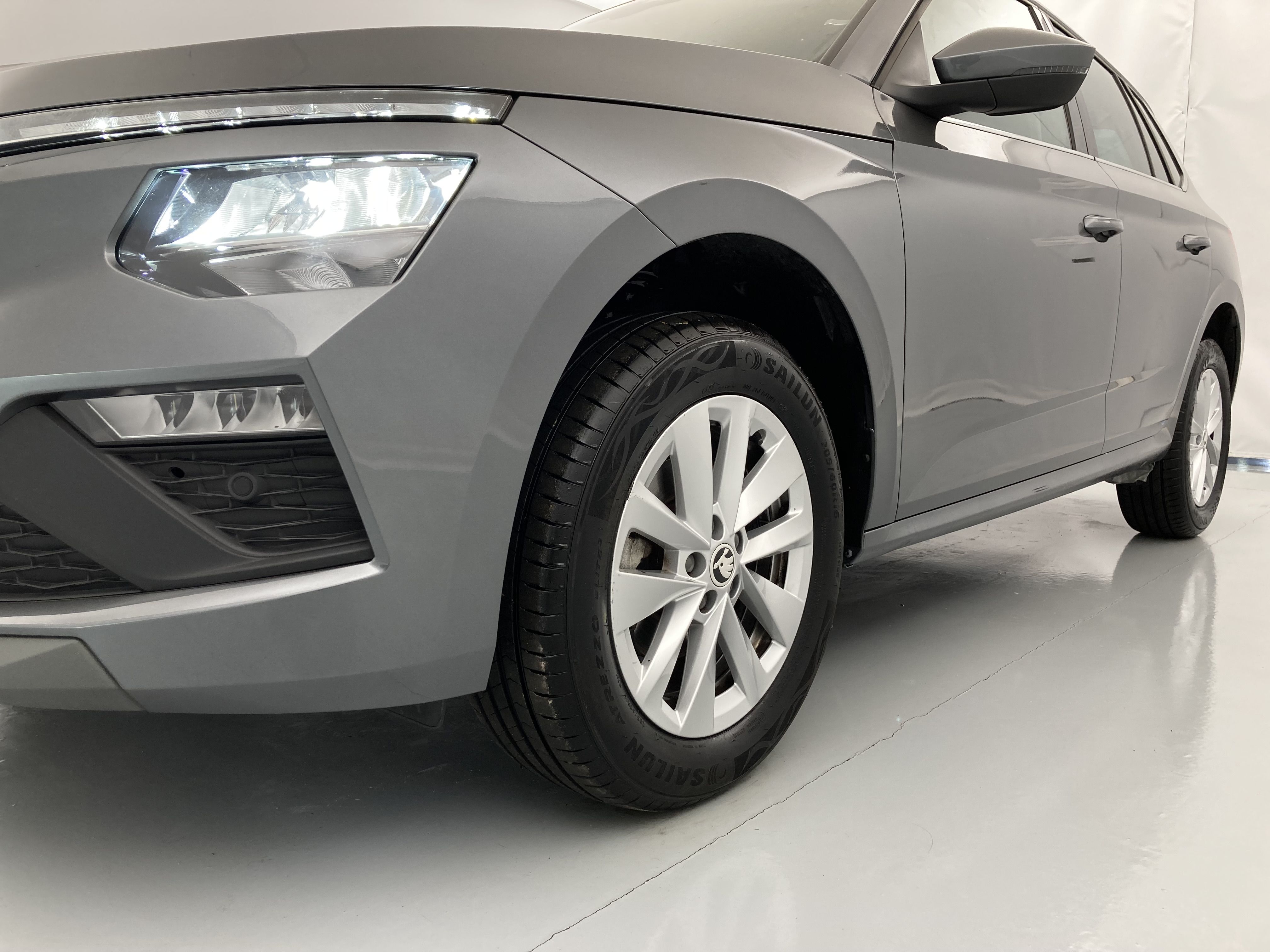 skoda kamiq selection 1.0 TSI 95 2024 gris graphite 31